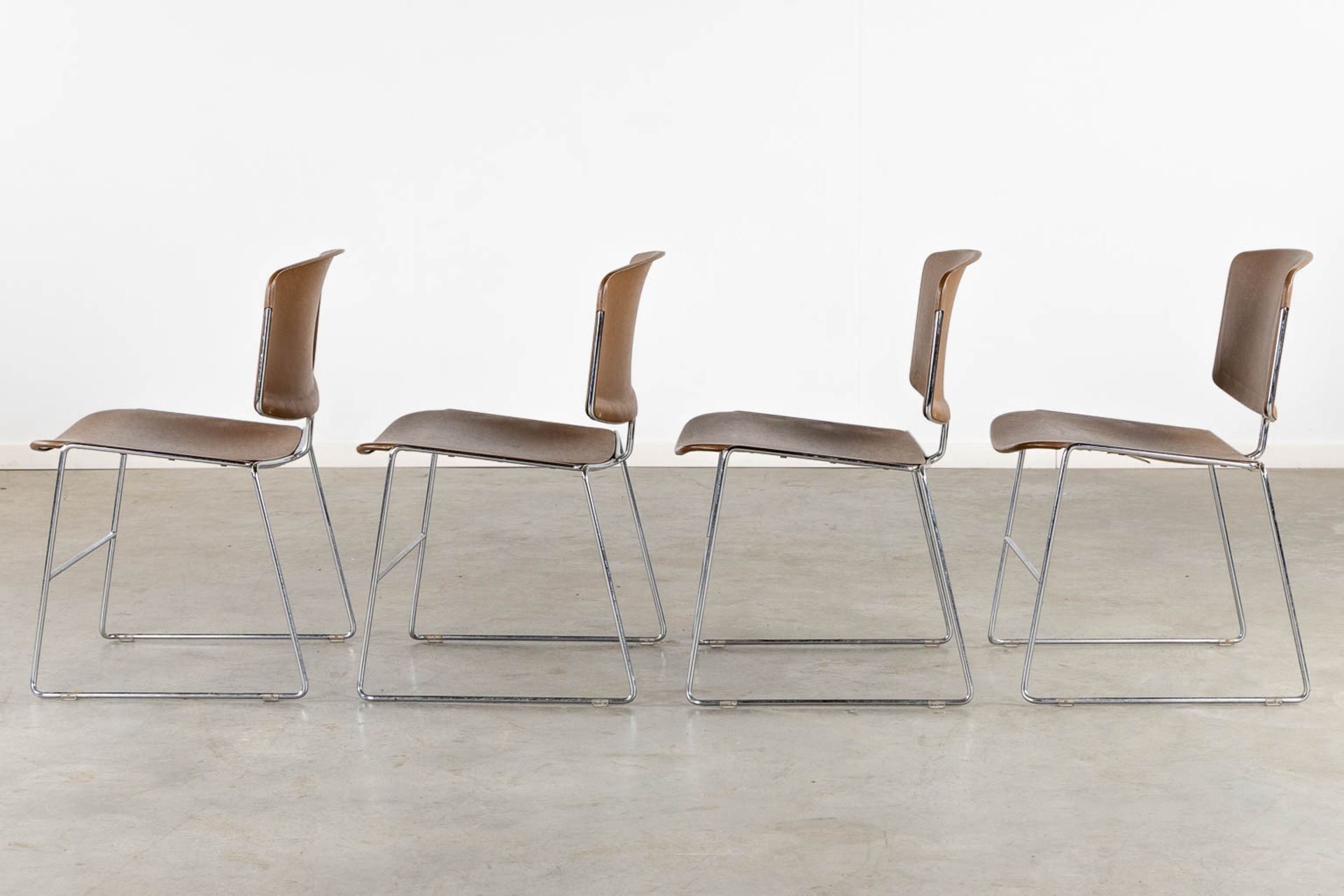 A set of 4 mid-century chairs 'Steelcase Max Stacker' chairs. (L:52 x W:50 x H:78 cm) - Bild 4 aus 14