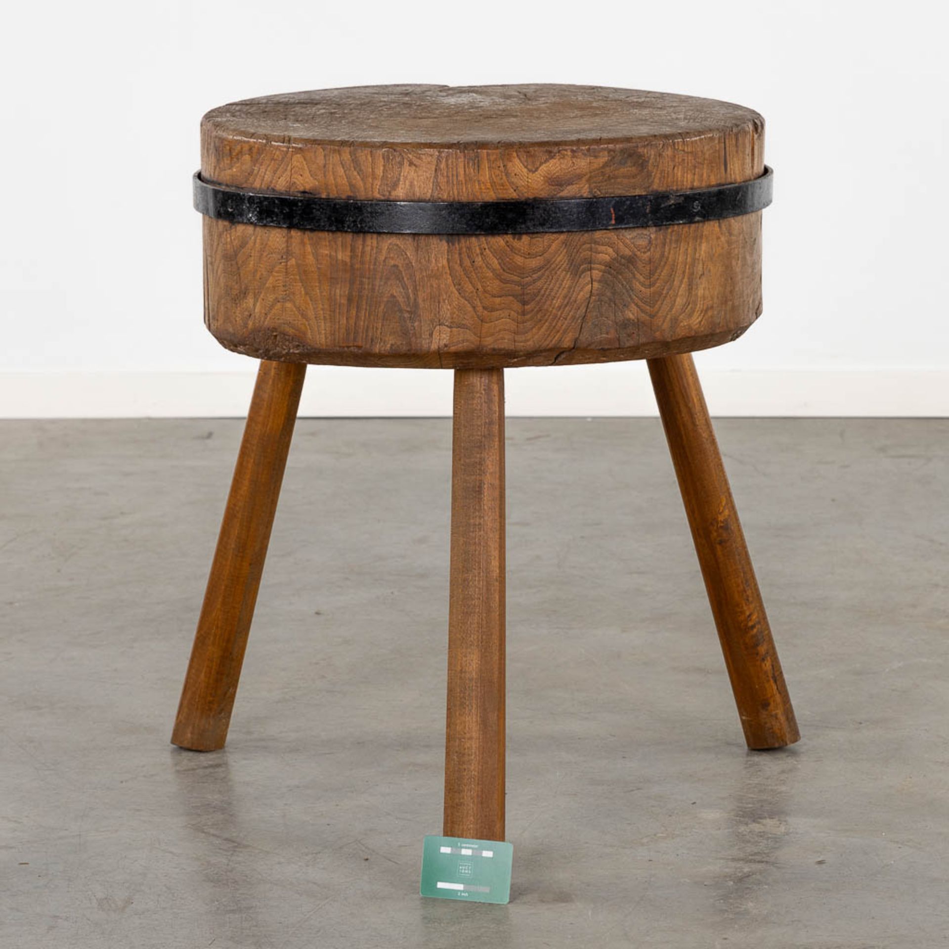 A small and antique 'Butcher's block', standing on three legs. (H:68 x D:56 cm) - Image 2 of 8