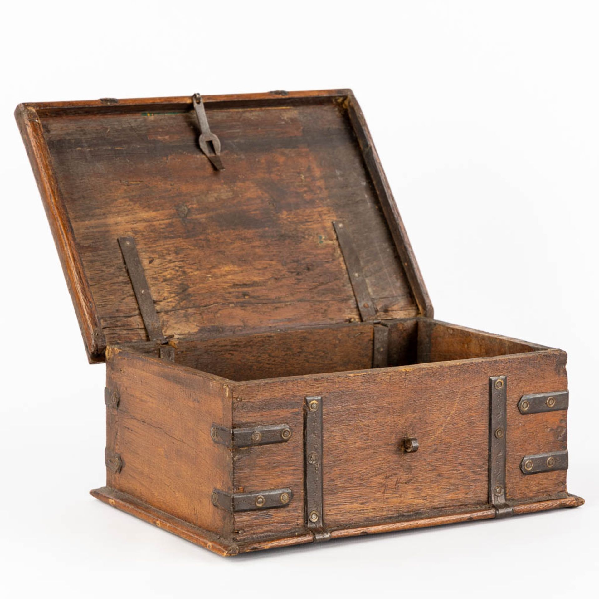 An antique money box or storage chest, oak and wrought iron, 19th C. (L:23 x W:31 x H:13 cm) - Image 7 of 13