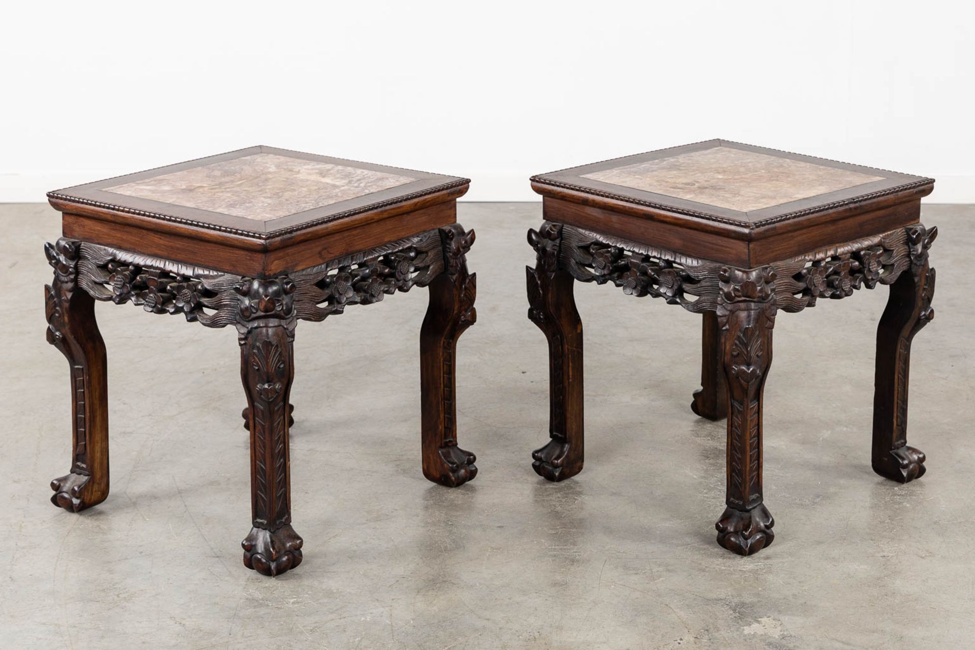 A pair of square Chinese side tables, hardwood with a marble top. (L:44 x W:44 x H:46 cm) - Bild 7 aus 11