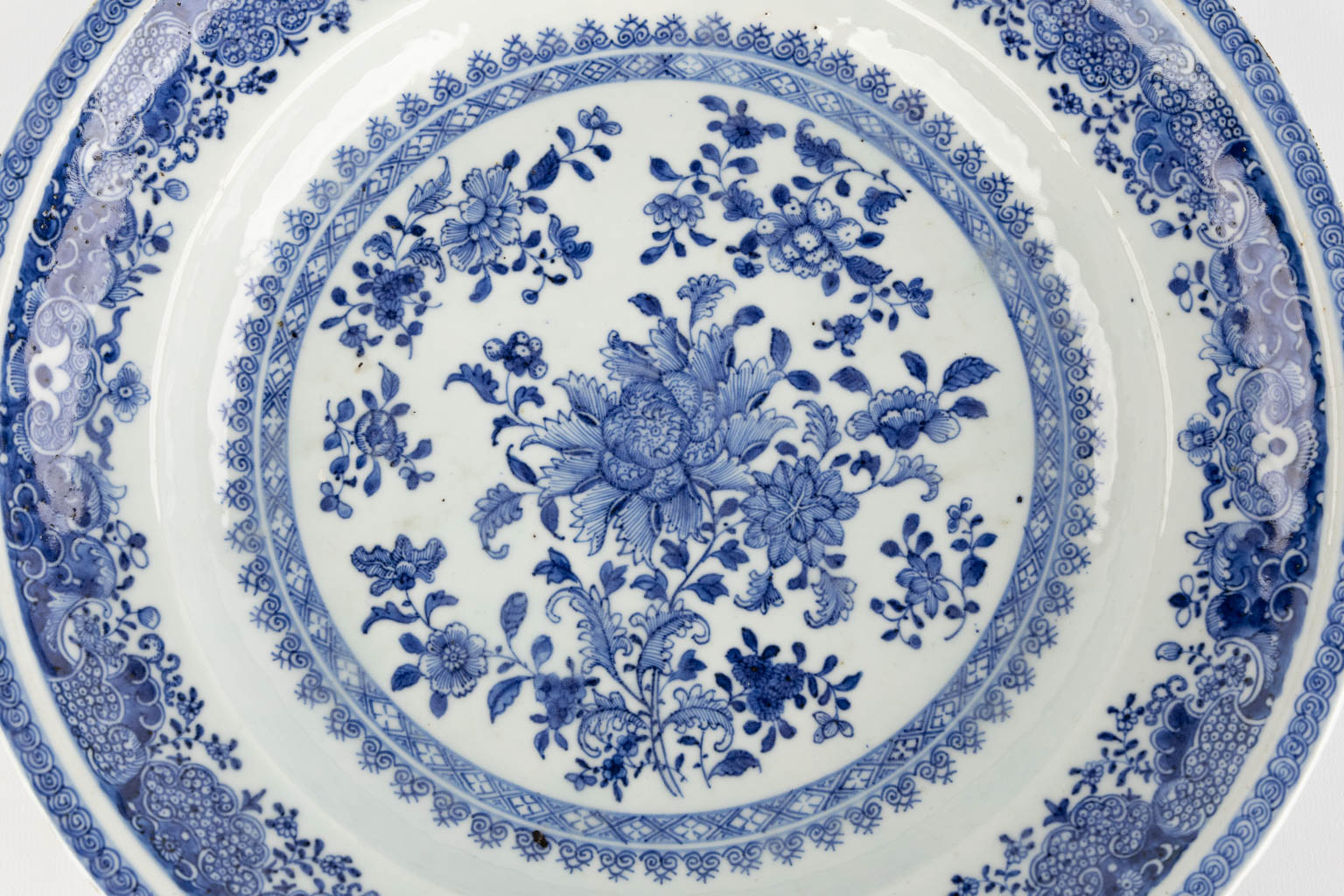 A Chinese charger with a blue-white decor. 18th/19th C. (D:33 cm) - Image 7 of 10