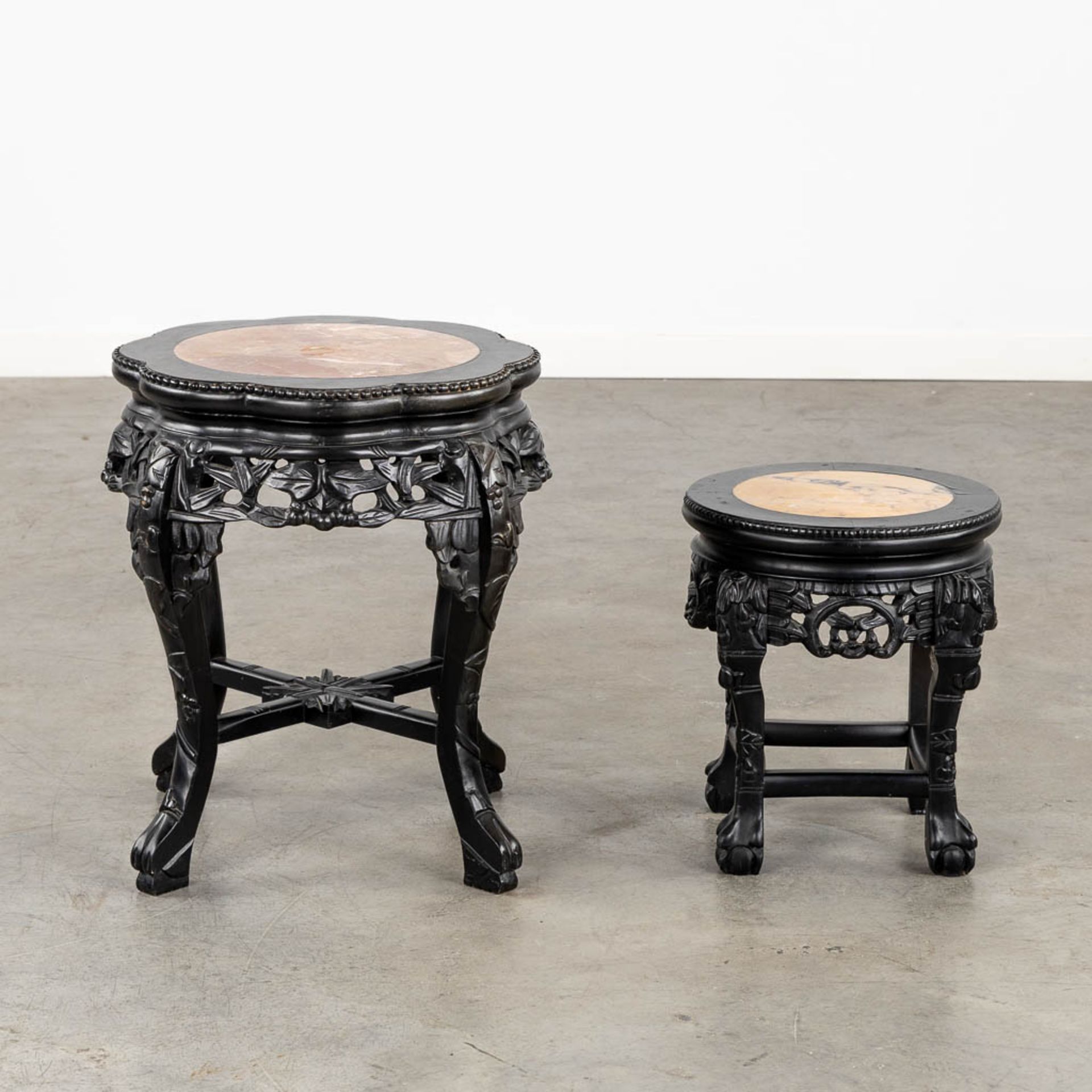 Two Chinese hardwood side tables with a marble top. (H:48 x D:45 cm) - Bild 3 aus 14