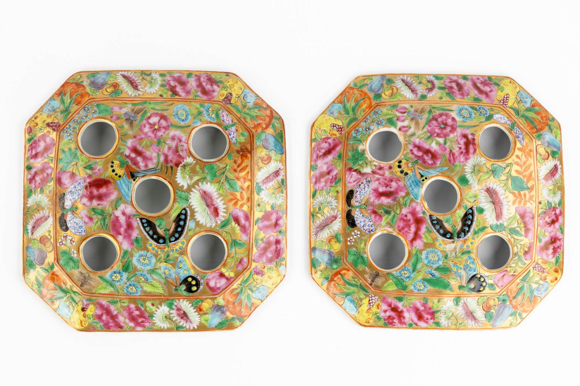 A pair of Chinese Canton Pic-Fleurs with a moulded decor and scnes with ladies, 19th C. (L:19 x W:2 - Image 17 of 19