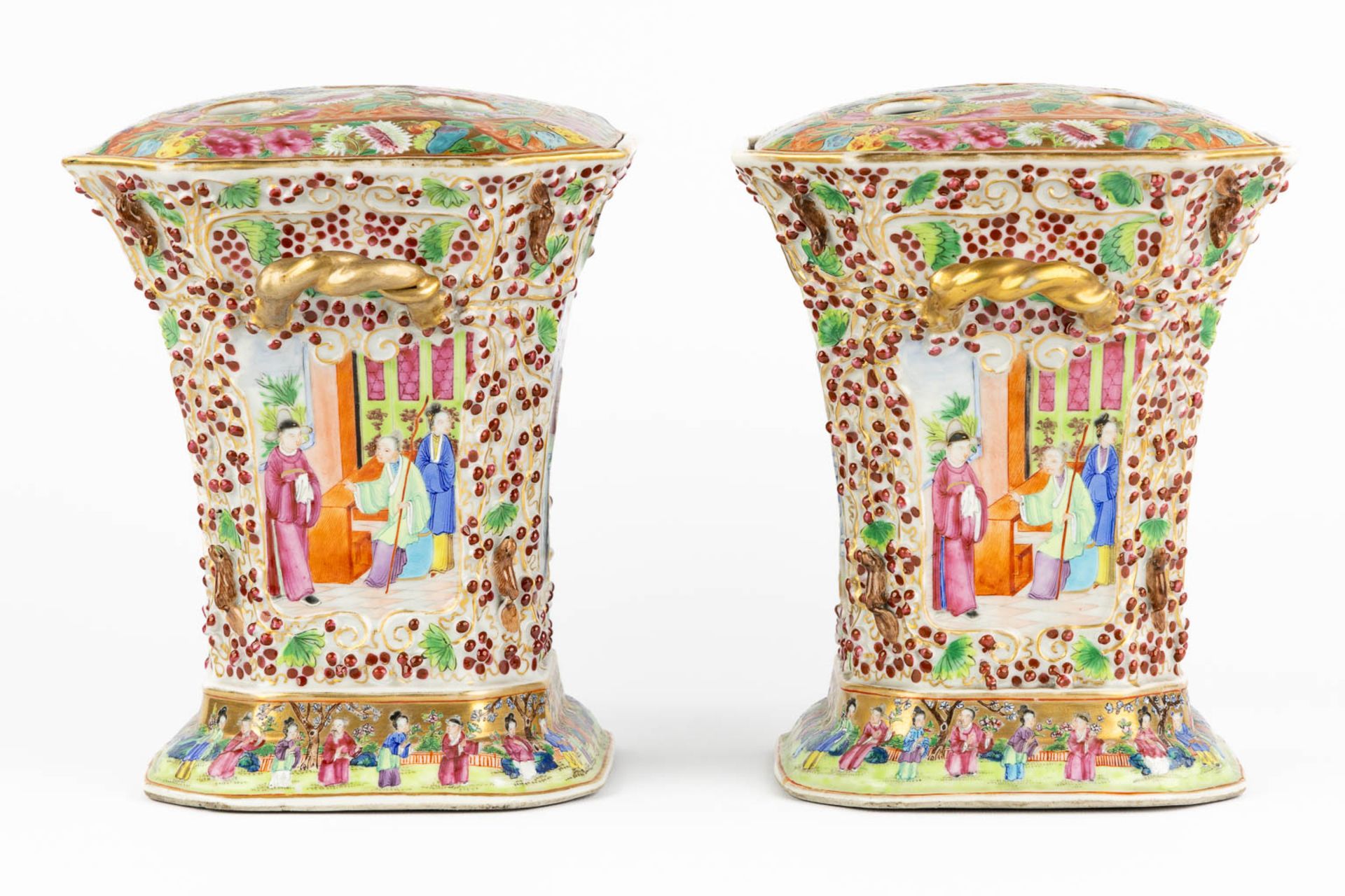 A pair of Chinese Canton Pic-Fleurs with a moulded decor and scnes with ladies, 19th C. (L:19 x W:2 - Image 7 of 19