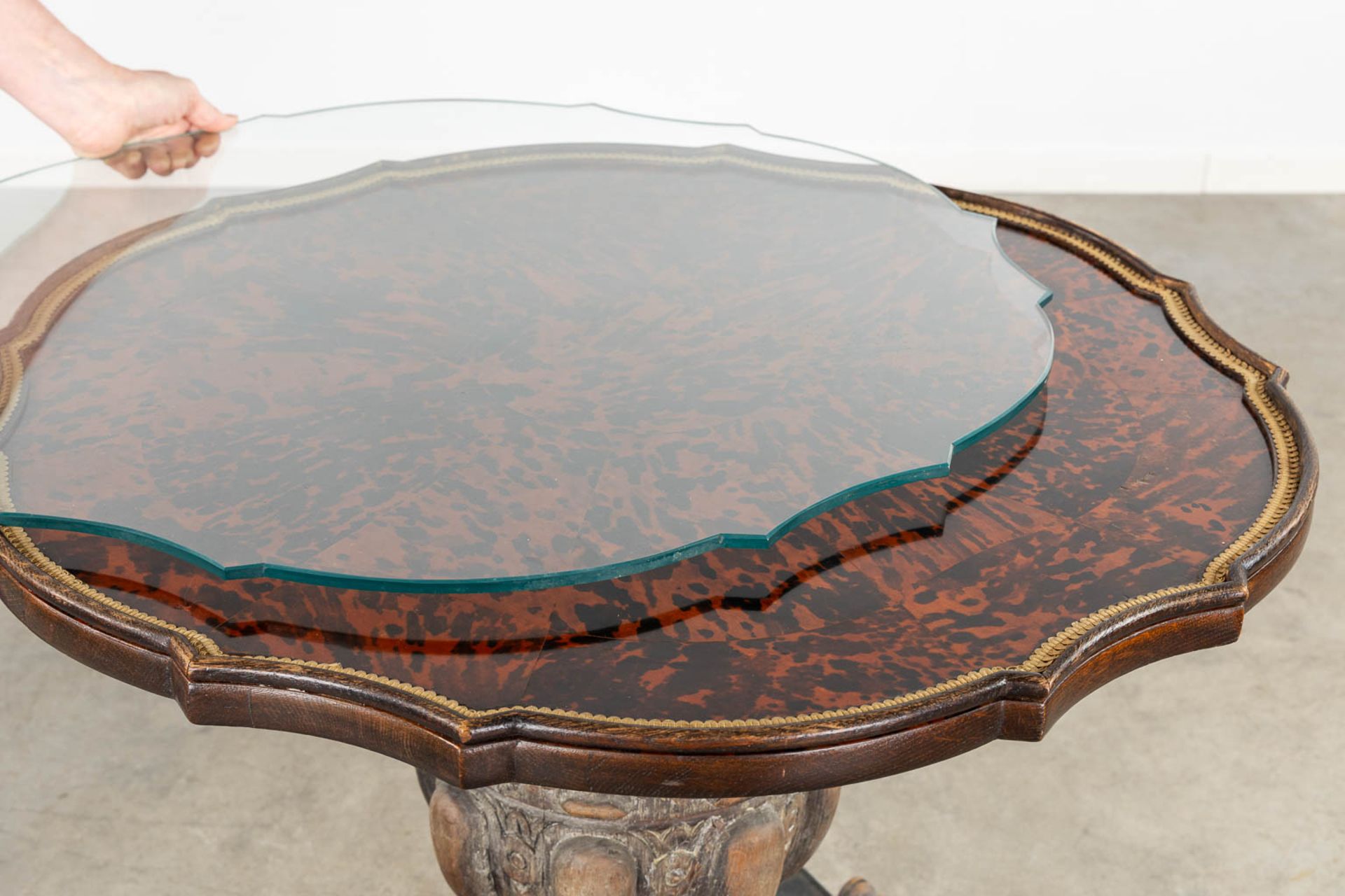 Maison Franck, a round coffee table with tortoise shell and a glass top. (H:59 x D:70 cm) - Bild 11 aus 11