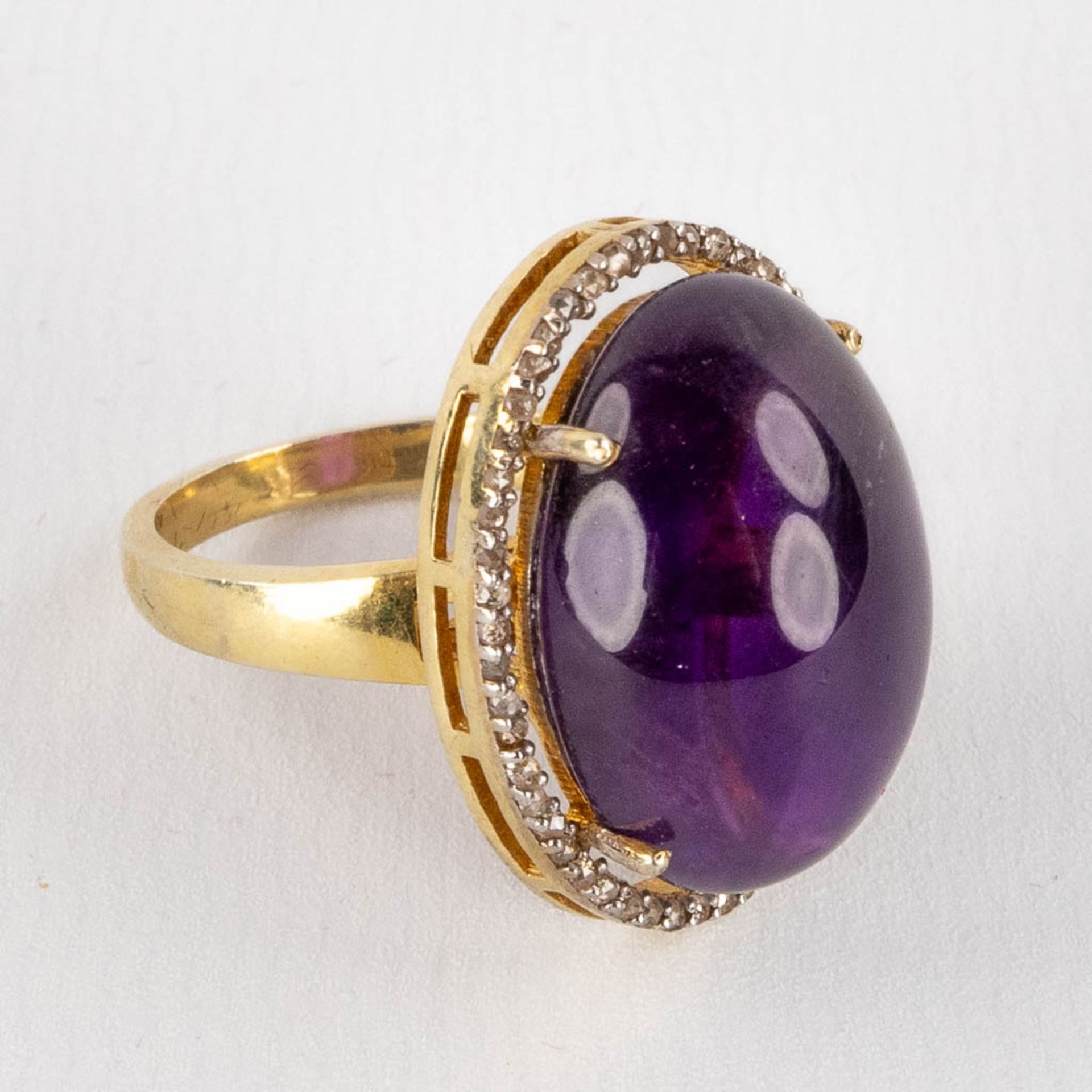 A ring with large natural 'Amethist' and 'old-cut' diamonds, gilt silver. Ring size: 55. 9,42g. - Image 3 of 10