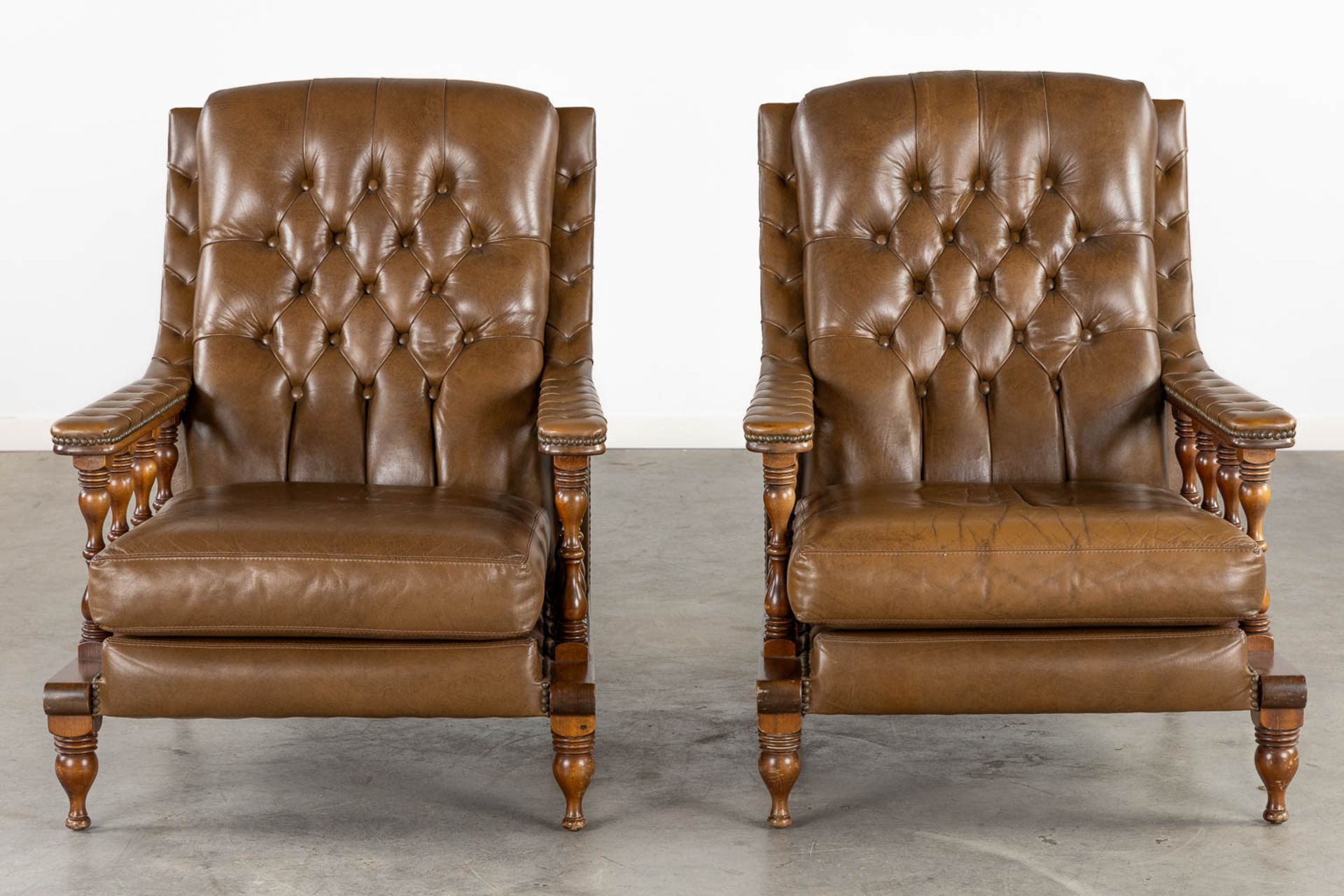 A pair of relax chairs, leather and wood in Chesterfield style. (L:83 x W:74 x H:95 cm) - Bild 3 aus 11