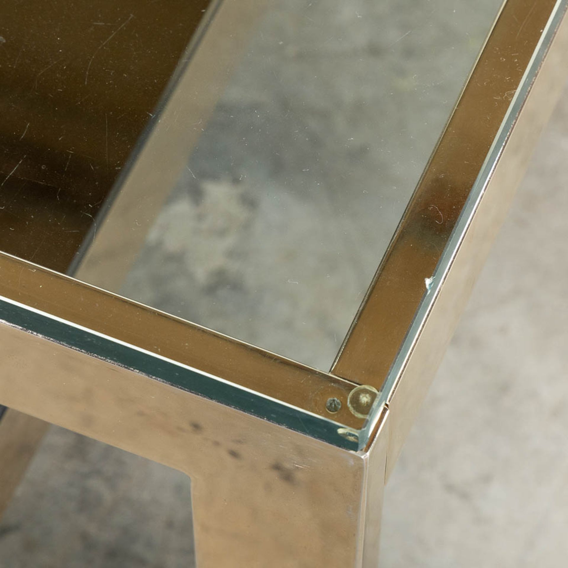 Belgo Chrome, a G-shape coffee table, gilt metal and glass. (L:120 x W:75 x H:38 cm) - Bild 7 aus 9