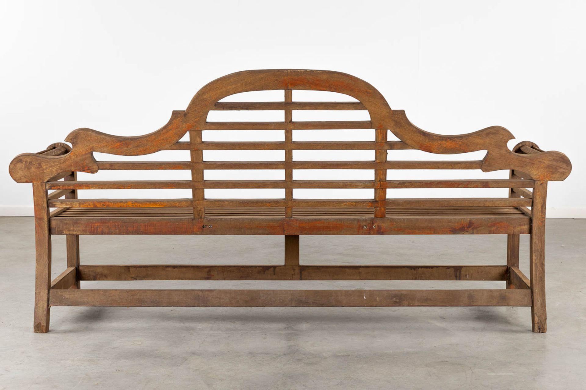 A large teak wood garden bench. (L:63 x W:226 x H:106 cm) - Bild 5 aus 10
