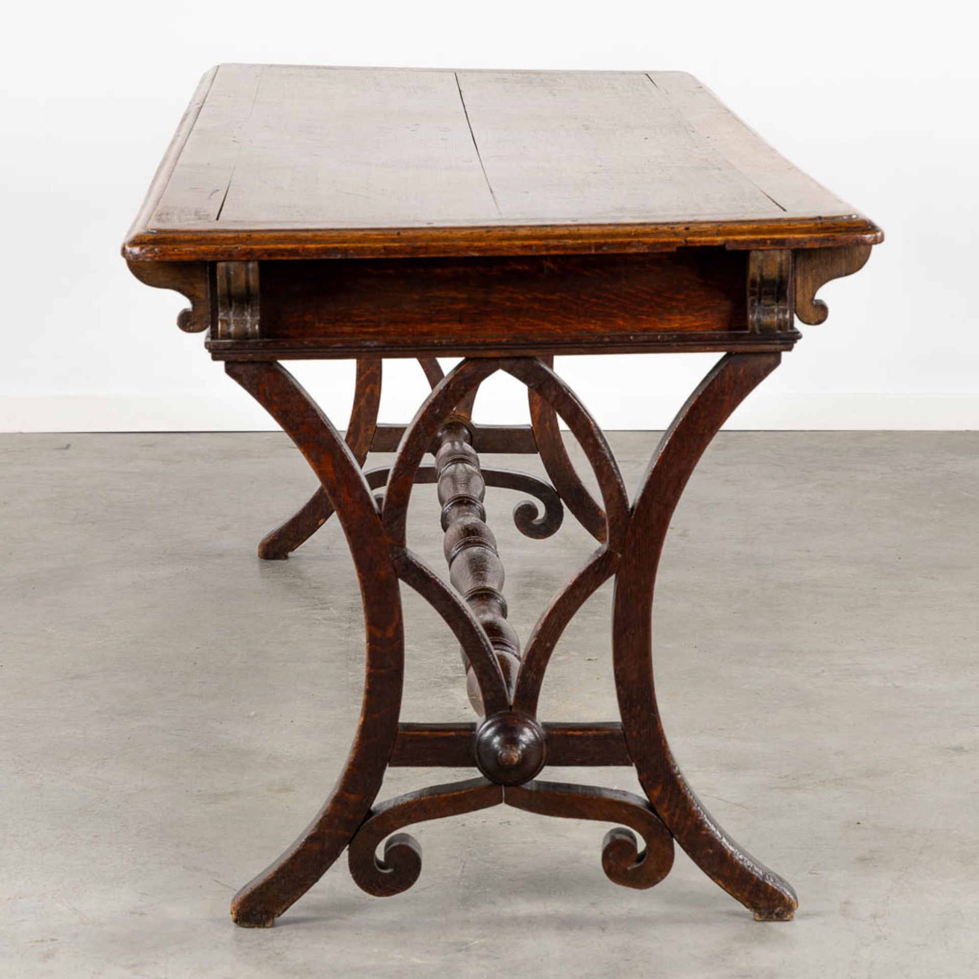 An antique desk/table with sculptures and a drawer, oak. 19th C. (L:77 x W:217 x H:76 cm) - Bild 7 aus 13