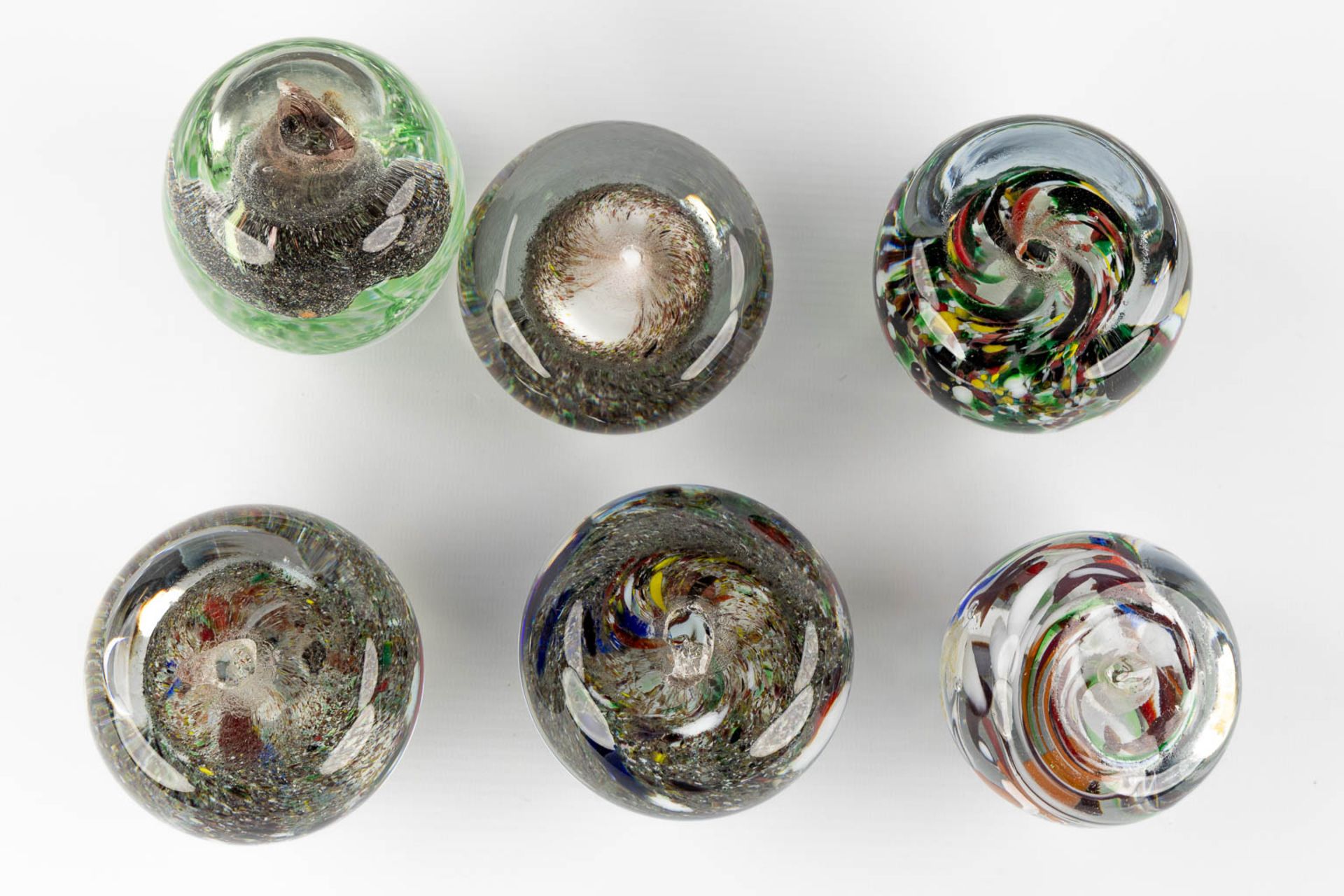 15 paperweights or Presse Papiers, probably made in Murano Italy. (H:8 x D:8 cm) - Bild 10 aus 15