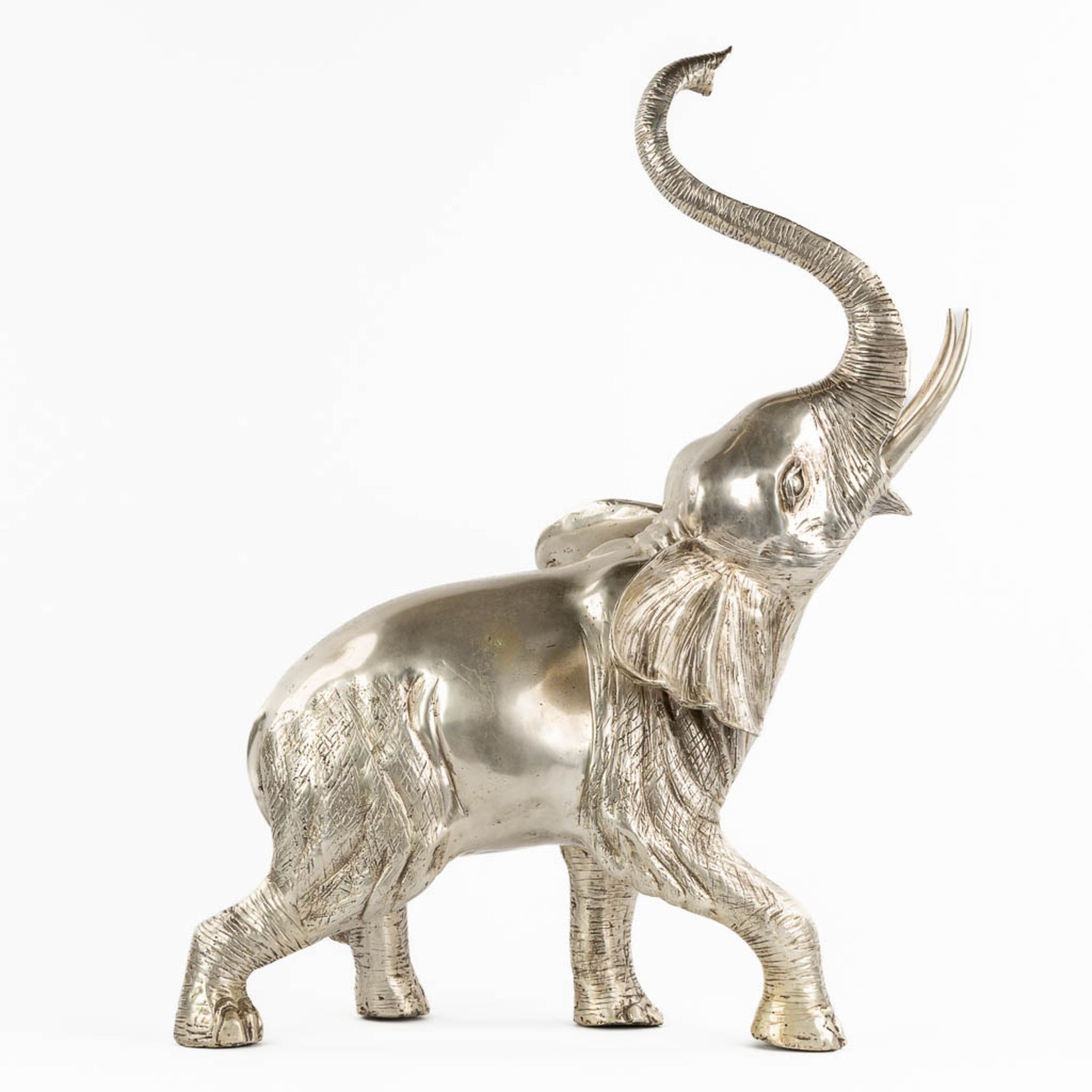 A large figurine of an elephant, silver-plated bronze. (L:28 x W:48 x H:64 cm) - Bild 3 aus 12