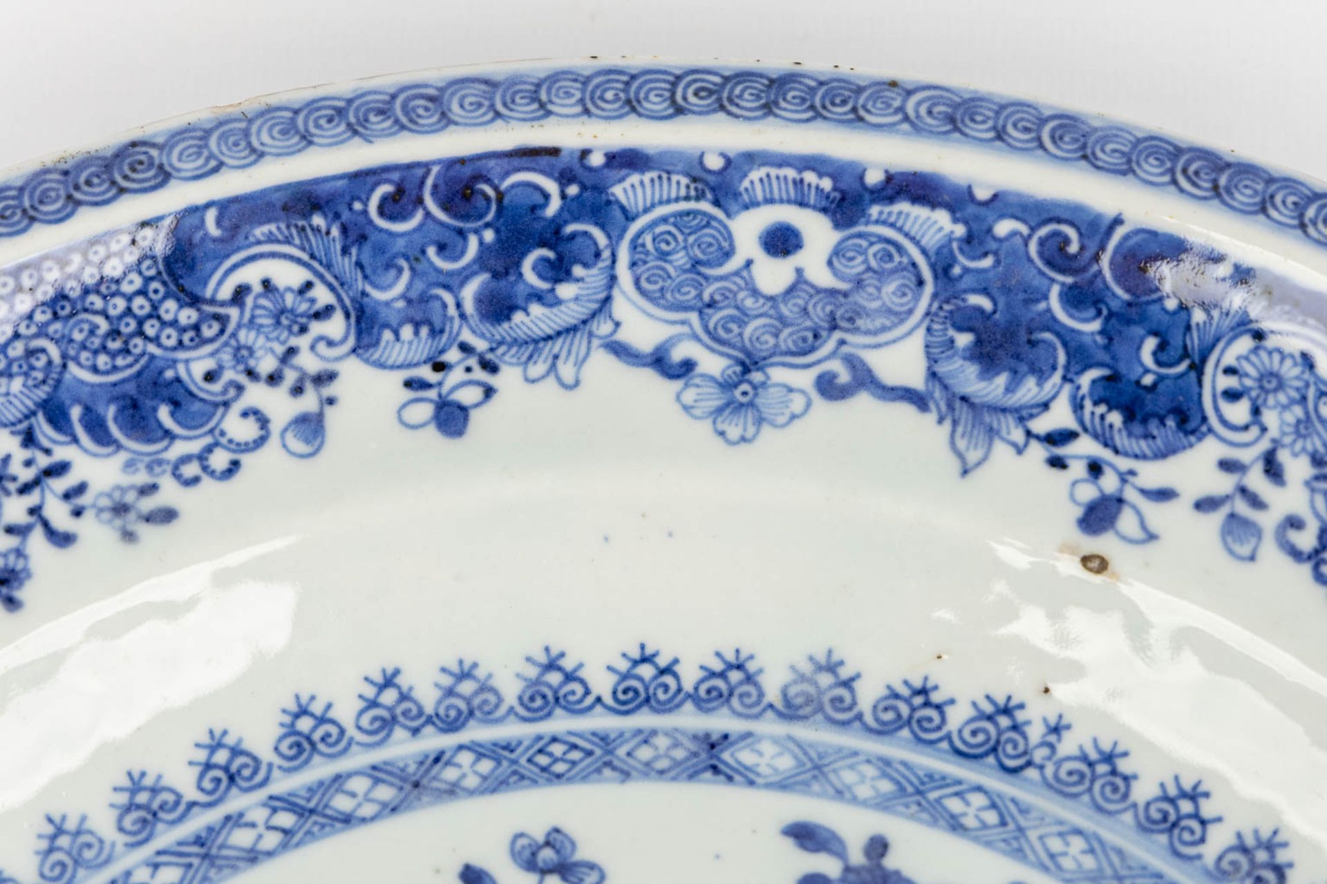 A Chinese charger with a blue-white decor. 18th/19th C. (D:33 cm) - Image 8 of 10