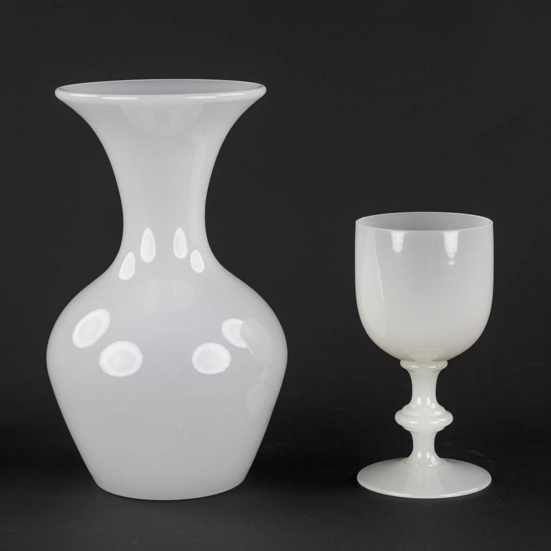 A vase and a chalice, white opaline glass. (H:25 x D:14 cm) - Image 3 of 8