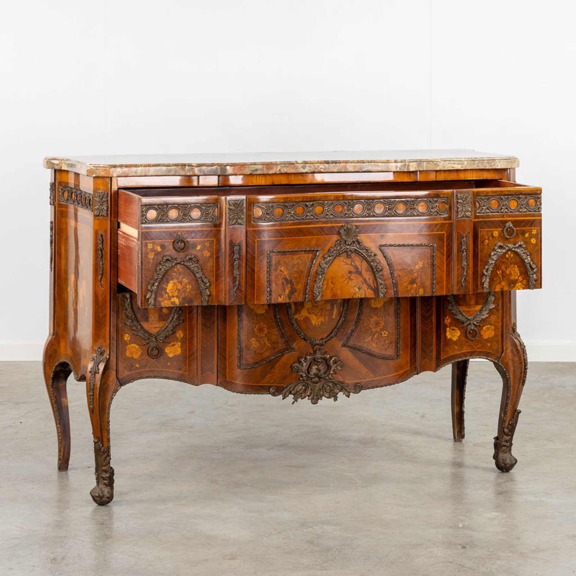 A commode with a marble top, marquetry inlay and mounted with bronze. Louis XVI style. (L:51 x W:131 - Bild 5 aus 18