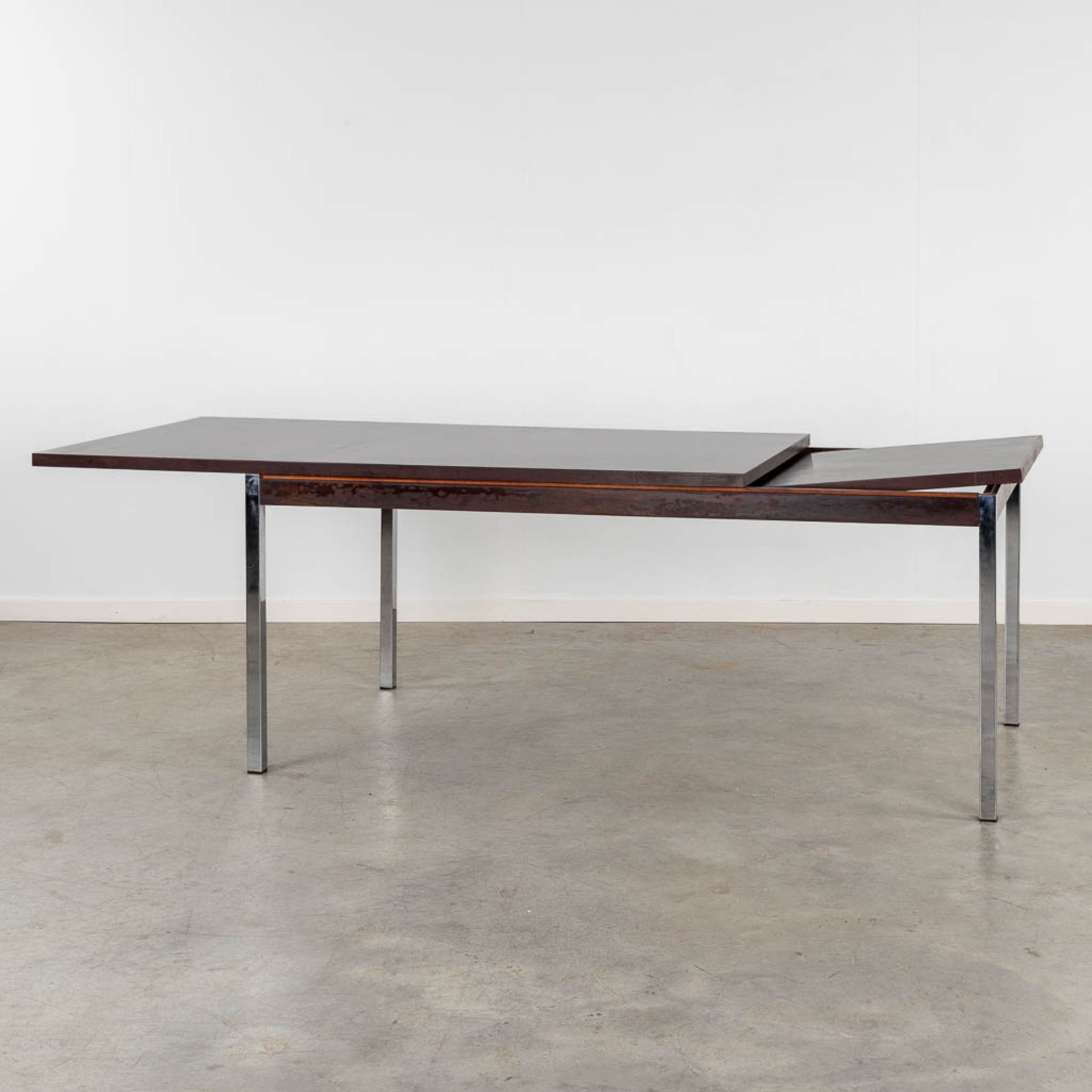 V-Form, A mid-century table. (L:90 x W:168 x H:73 cm) - Bild 3 aus 11