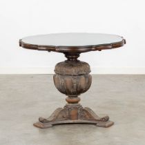 Maison Franck, a round coffee table with tortoise shell and a glass top. (H:59 x D:70 cm)