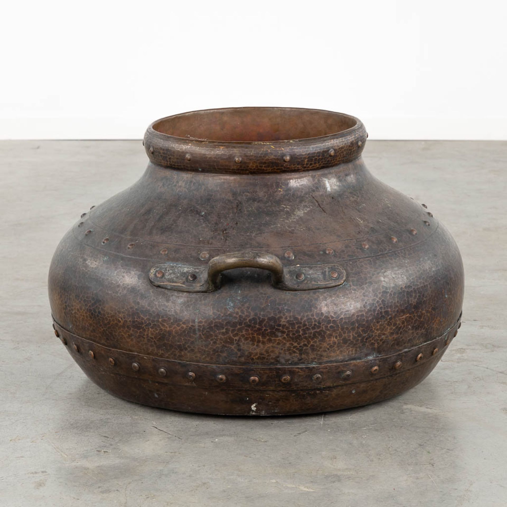 A large kettle, copper with brass rivets. (L:70 x W:80 x H:45 cm) - Bild 6 aus 11