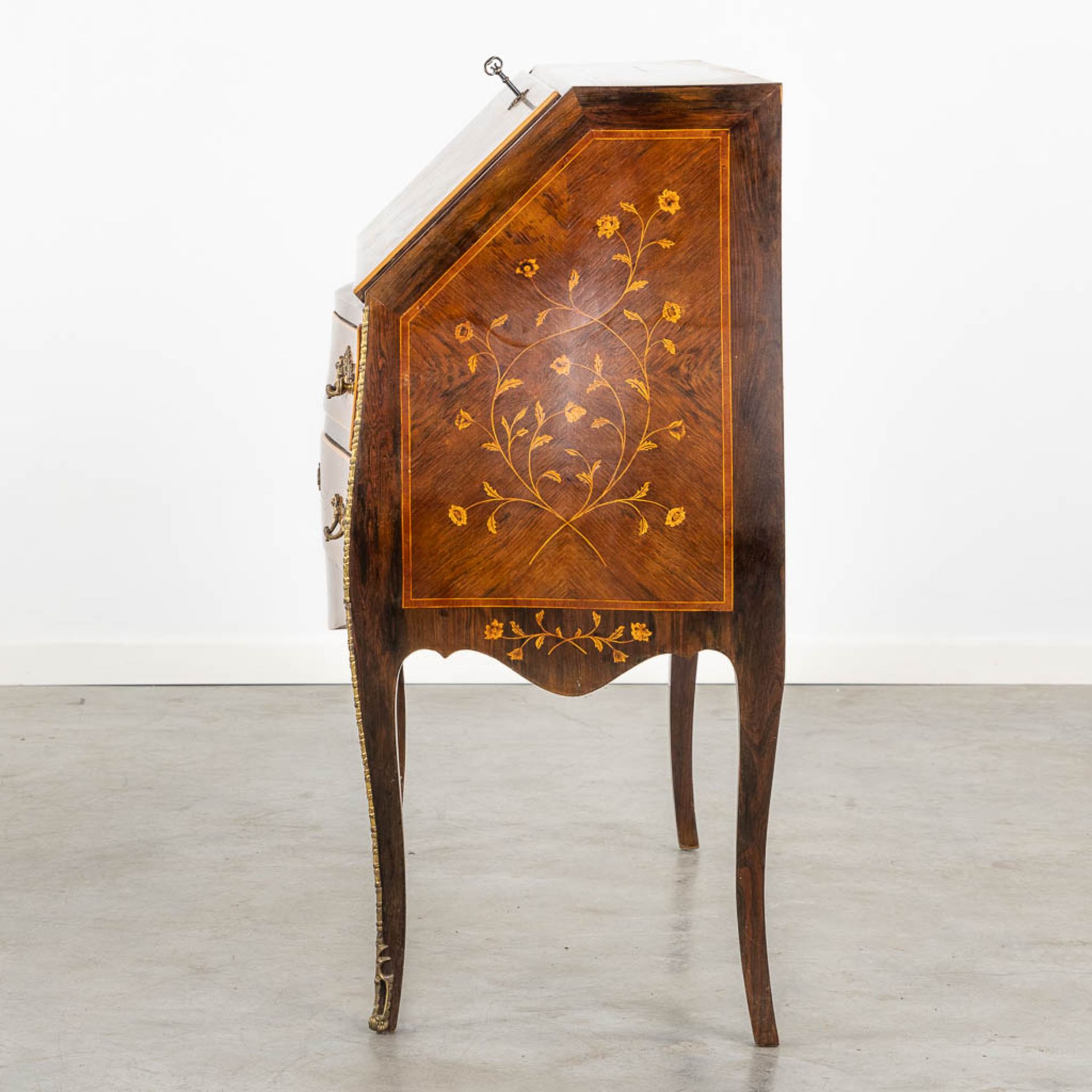 A secretaire, marquetry inlay mounted with bronze in Louis XV style. Circa 1970. (L:47 x W:101 x H:1 - Bild 7 aus 18