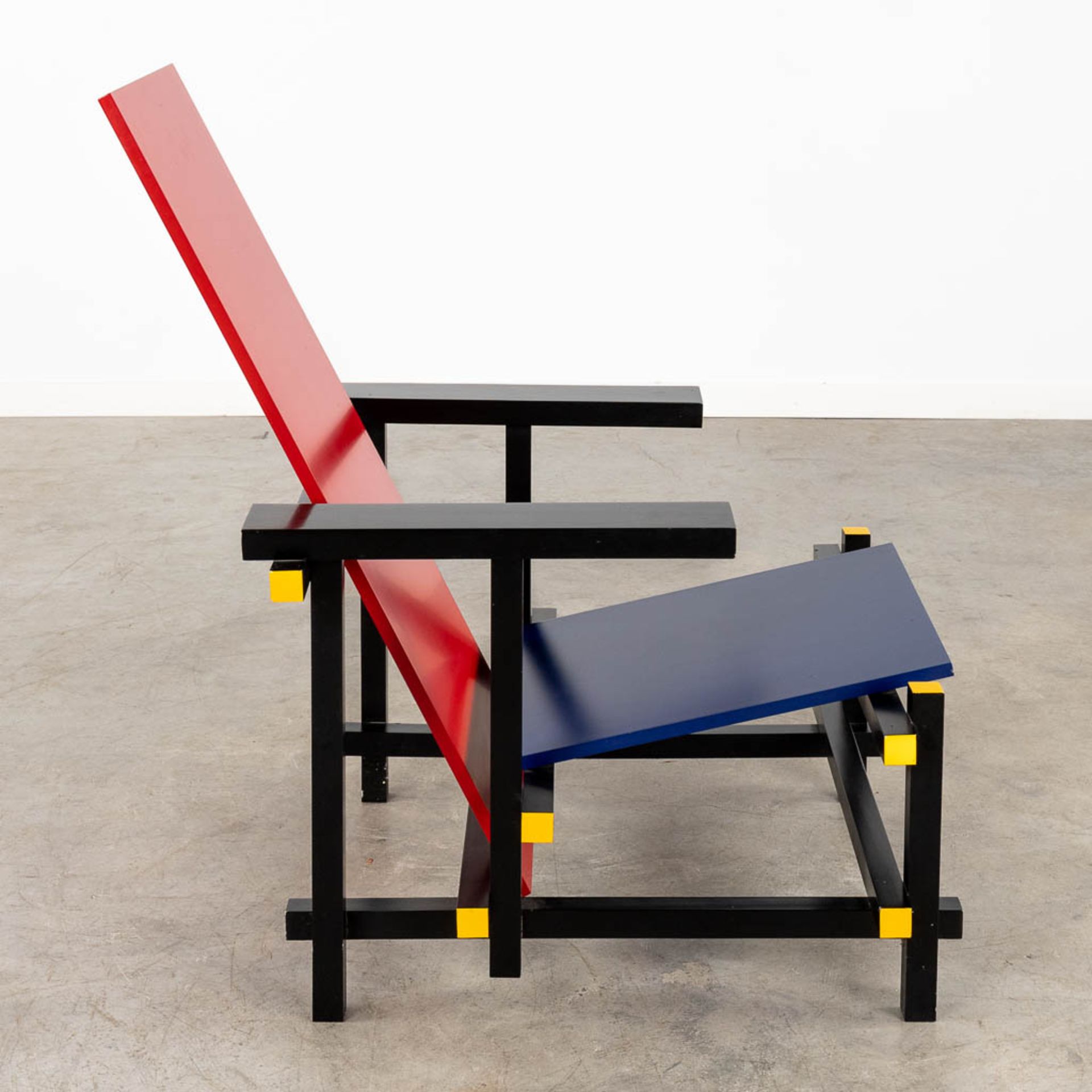 Gerrit RIETVELD (1888-1964)(attr.) 'Red and Blue chair'. (L:67 x W:65 x H:89 cm) - Bild 6 aus 8