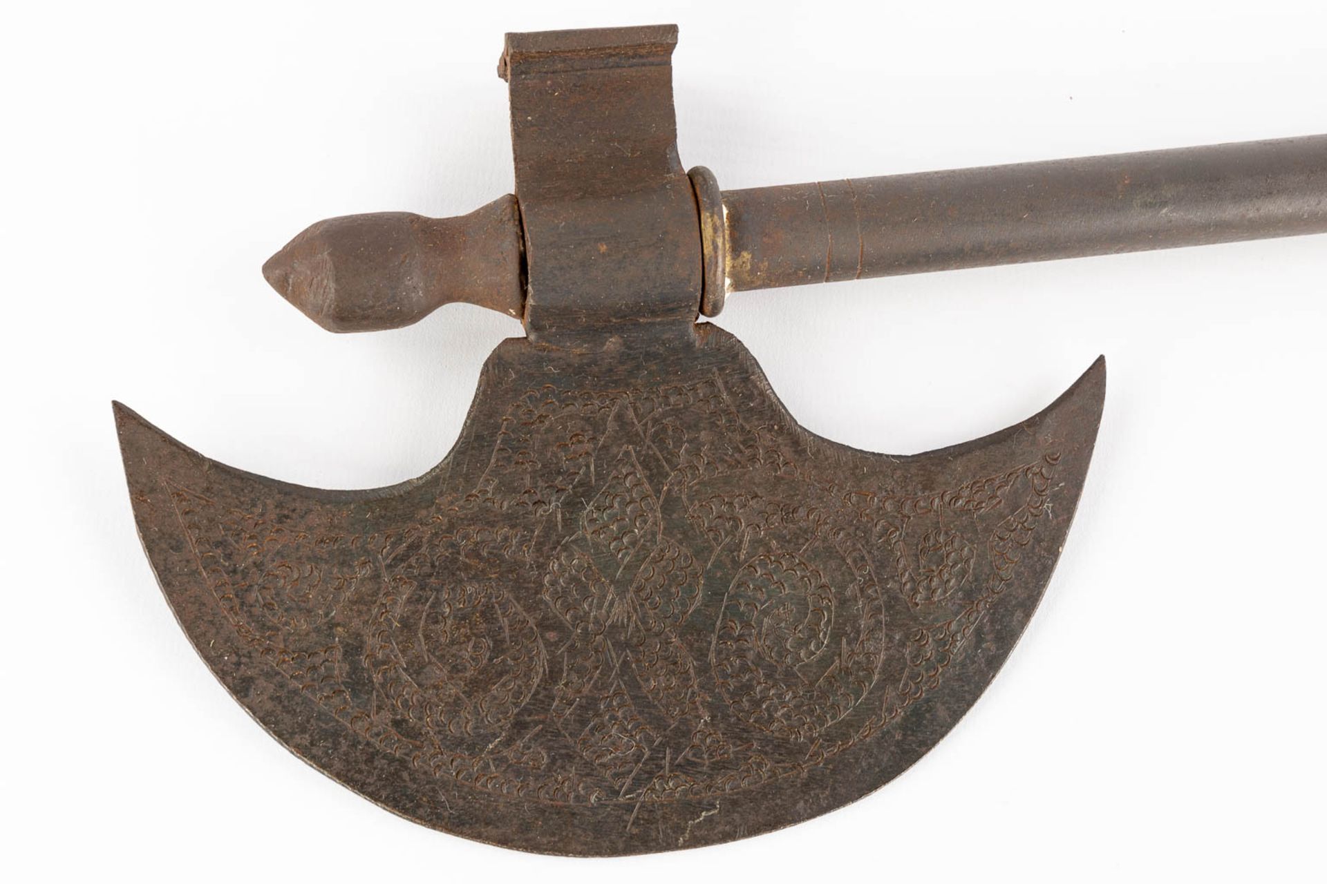 A decorative shield, axe and helmet in Ottoman style. 20th C. (D:48 cm) - Image 13 of 19