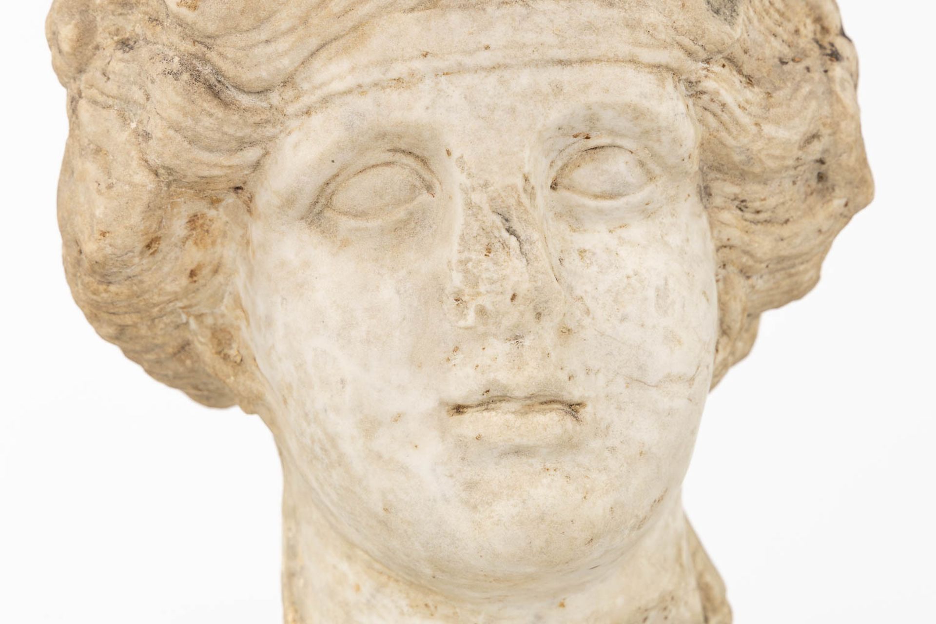 An antique sculptured head of a lady, mounted on a base. Probably of Roman origin. (L:25 x W:24 x H: - Bild 7 aus 10