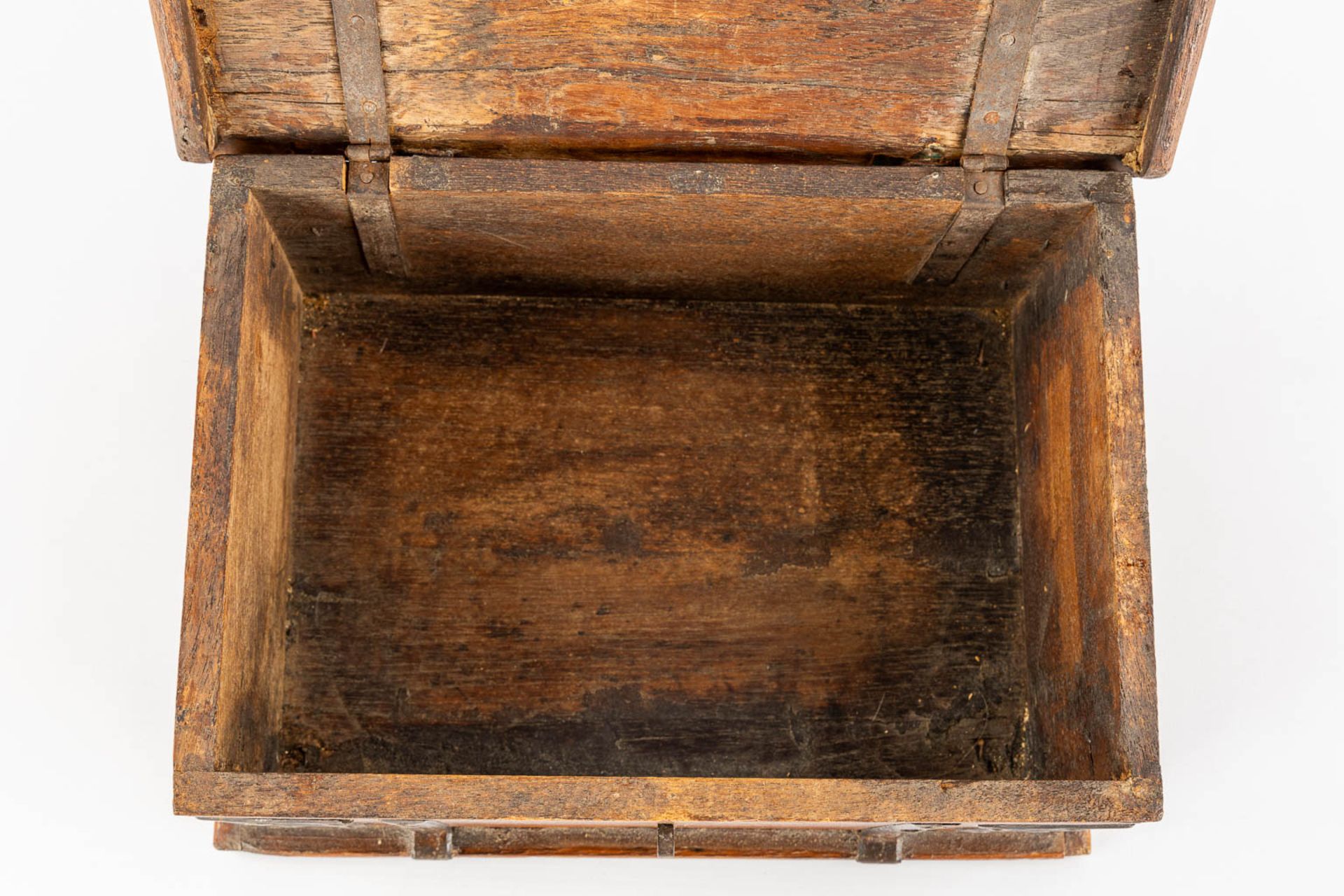 An antique money box or storage chest, oak and wrought iron, 19th C. (L:23 x W:31 x H:13 cm) - Image 10 of 13