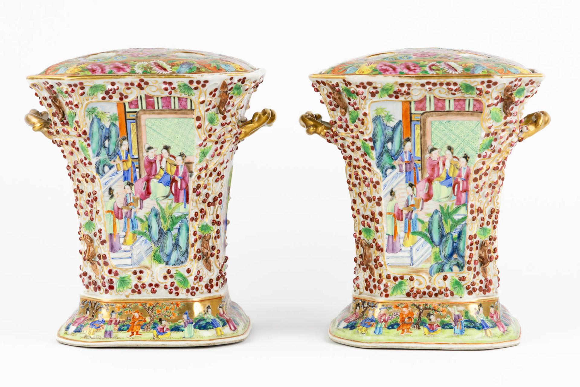 A pair of Chinese Canton Pic-Fleurs with a moulded decor and scnes with ladies, 19th C. (L:19 x W:2 - Image 6 of 19