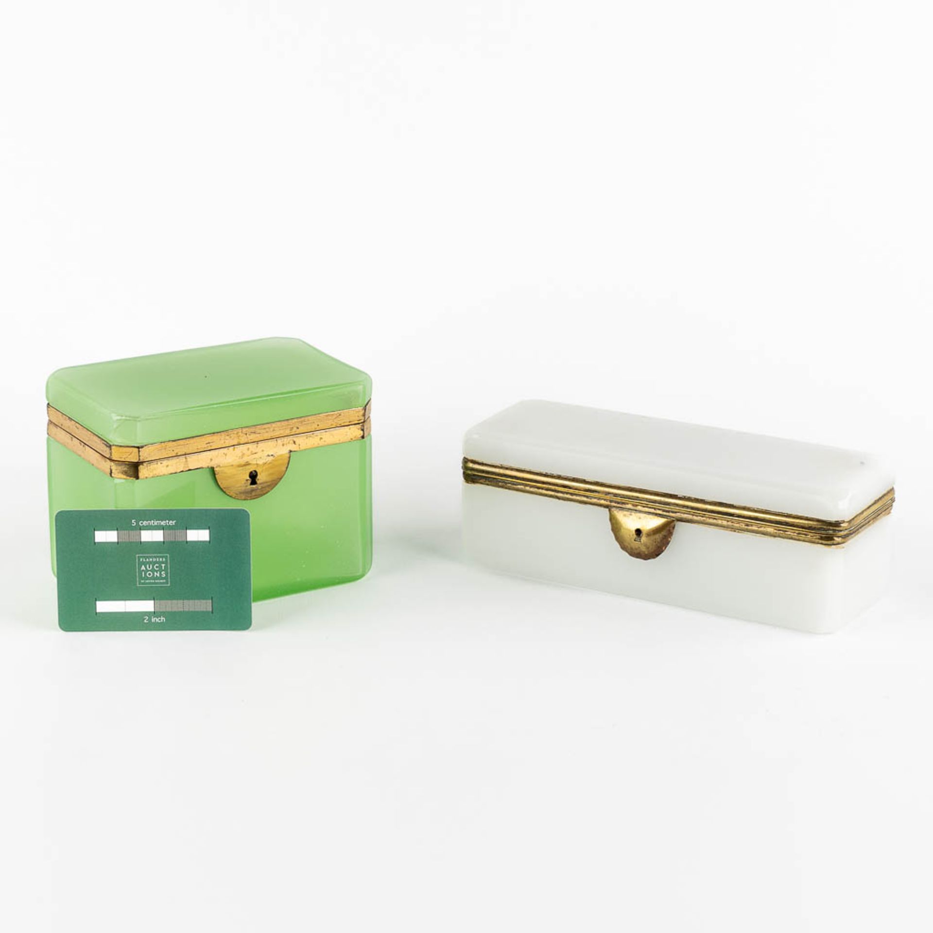 Two Opaline glass boxes with brass hardware. (L:9 x W:13,5 x H:10 cm) - Image 2 of 11