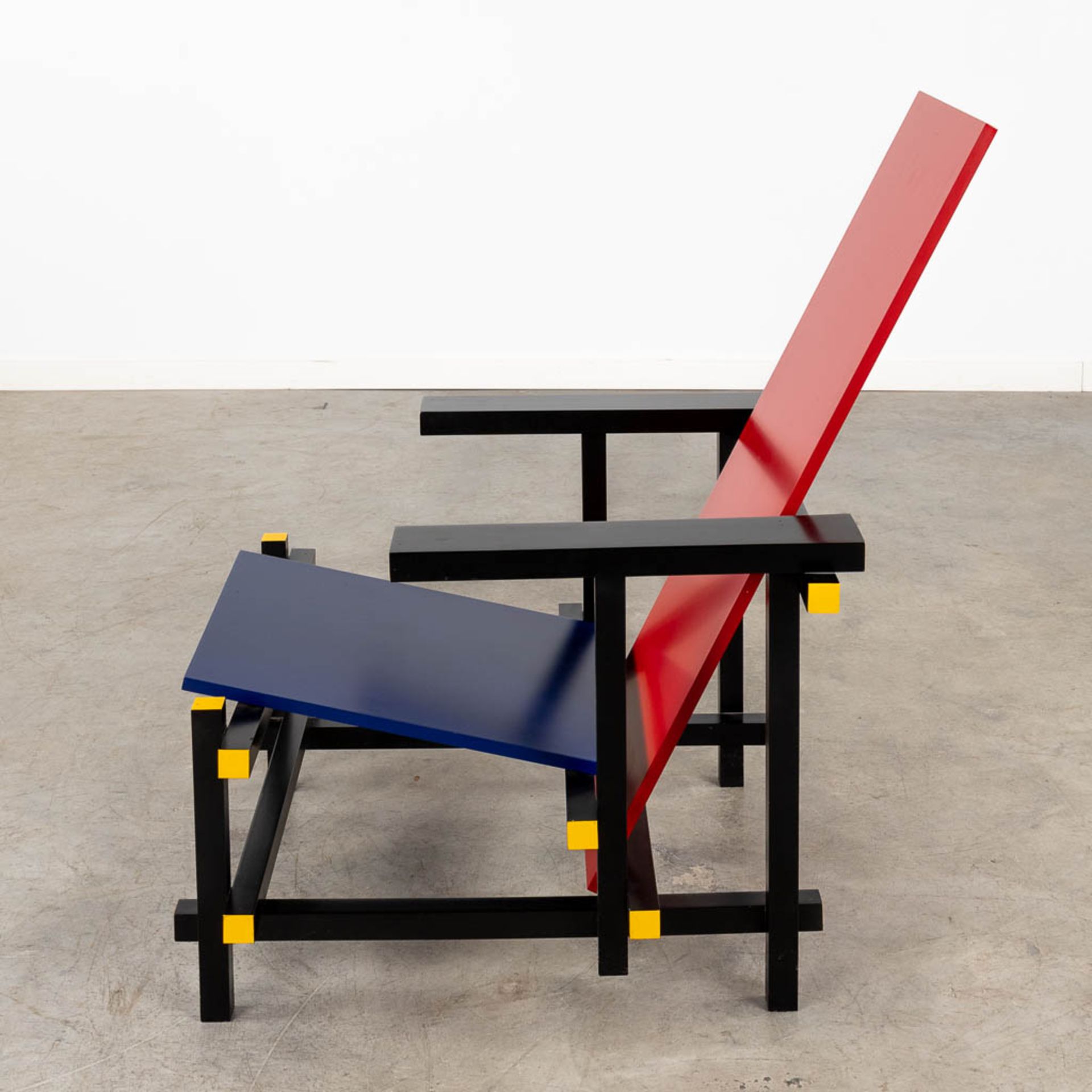 Gerrit RIETVELD (1888-1964)(attr.) 'Red and Blue chair'. (L:67 x W:65 x H:89 cm) - Bild 4 aus 8