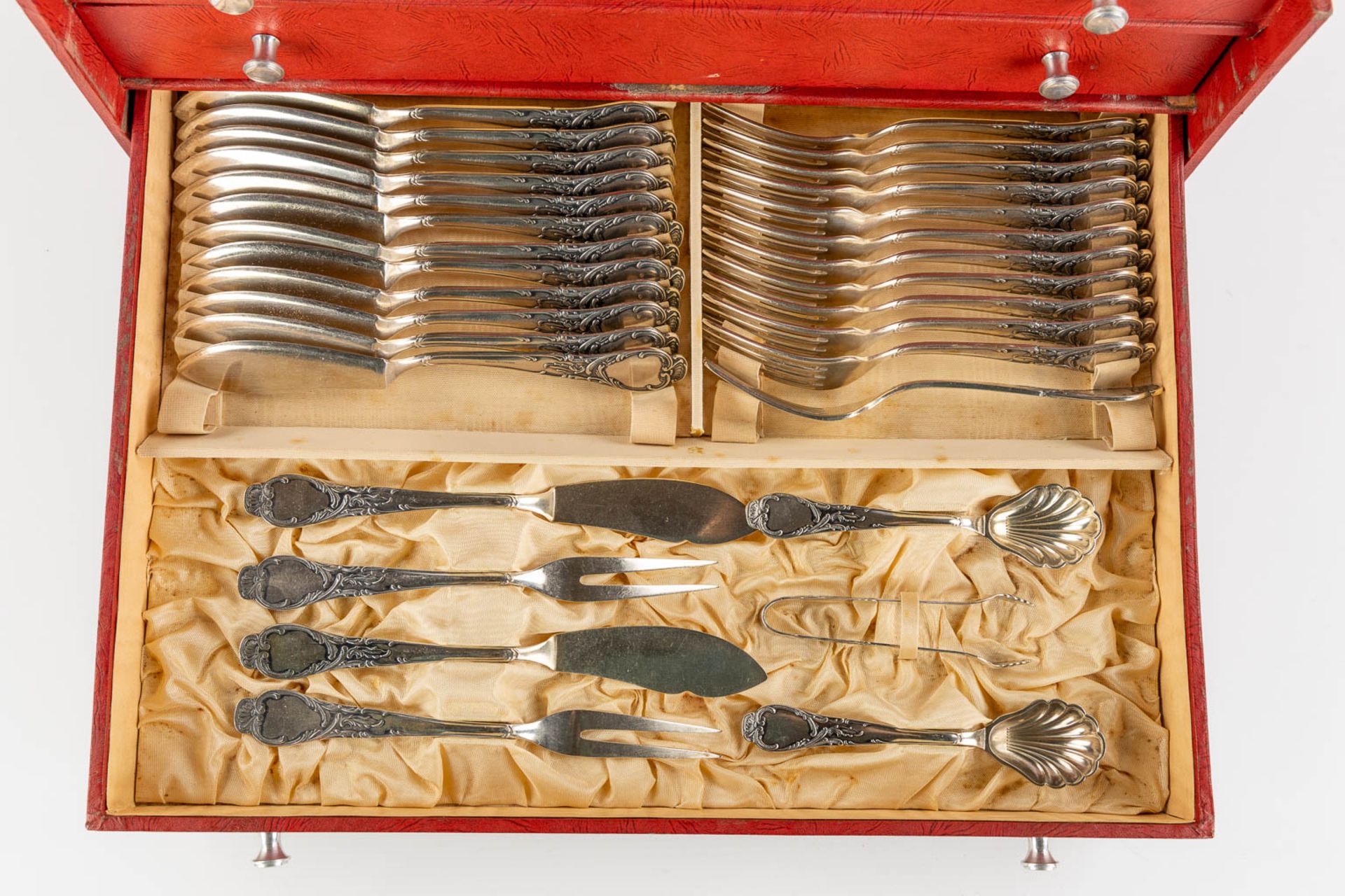 A 136-piece silver-plated cultlery in a chest with drawers. Alpaca, Silber 100. (L:34 x W:44 x H:26 - Bild 5 aus 14