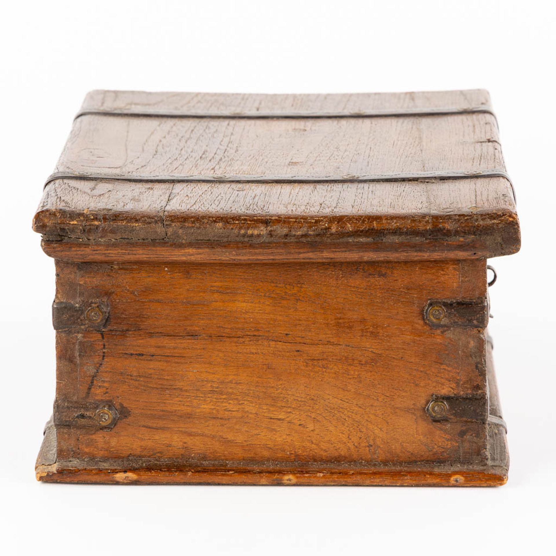 An antique money box or storage chest, oak and wrought iron, 19th C. (L:23 x W:31 x H:13 cm) - Image 6 of 13