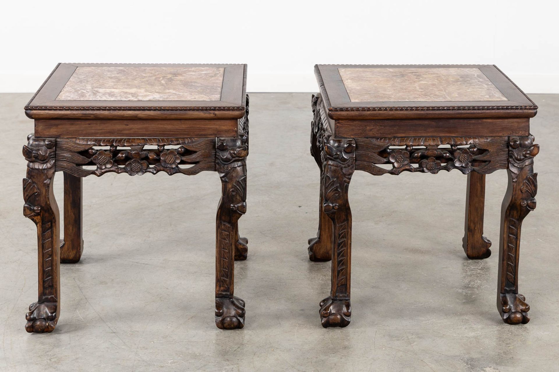 A pair of square Chinese side tables, hardwood with a marble top. (L:44 x W:44 x H:46 cm) - Bild 4 aus 11