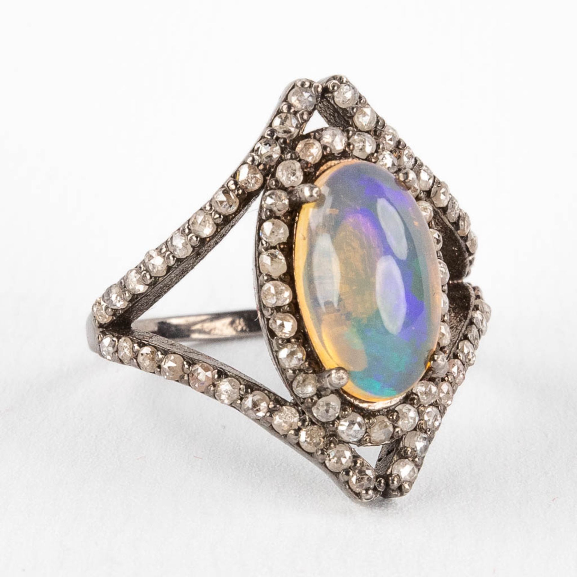 A ring with central opal stone and uncut diamonds, silver. 6,43g. Ring size 63. - Image 4 of 9