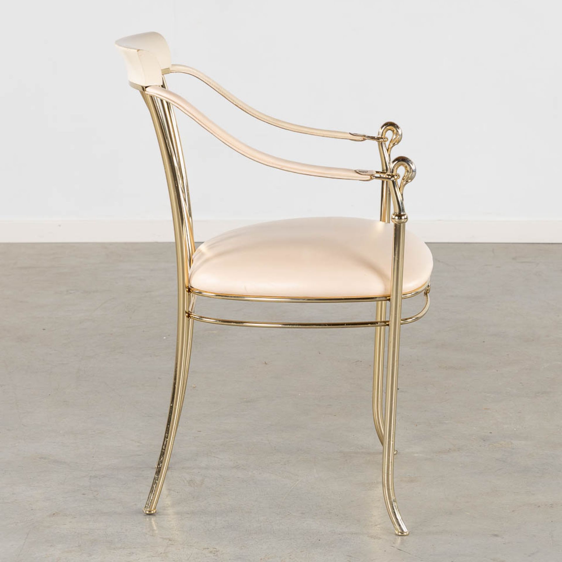 Manuel VIDAL GRAU (XX) 'Oval table and 6 chairs' resin, gilt metal and leather. (L:115 x W:200 x H:7 - Bild 11 aus 21