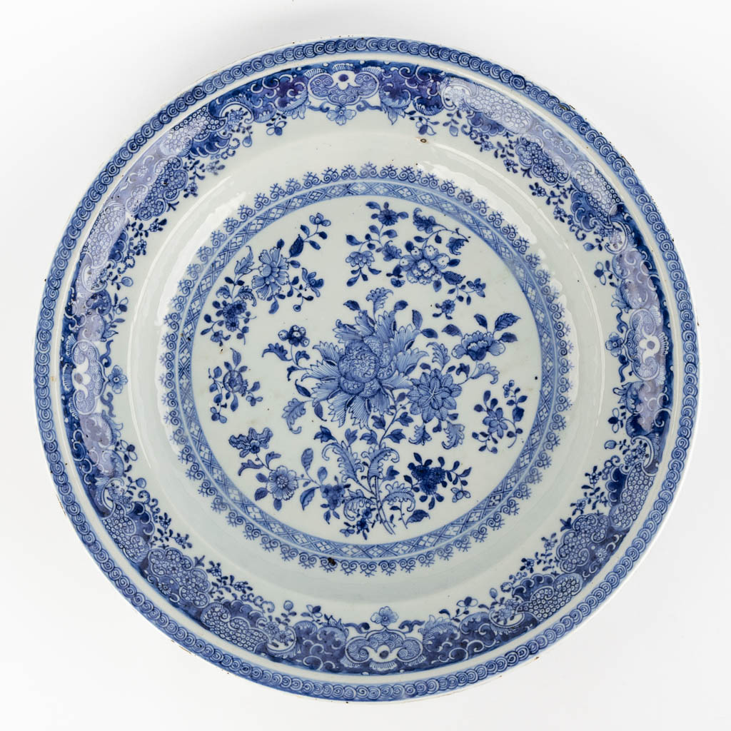 A Chinese charger with a blue-white decor. 18th/19th C. (D:33 cm) - Image 6 of 10