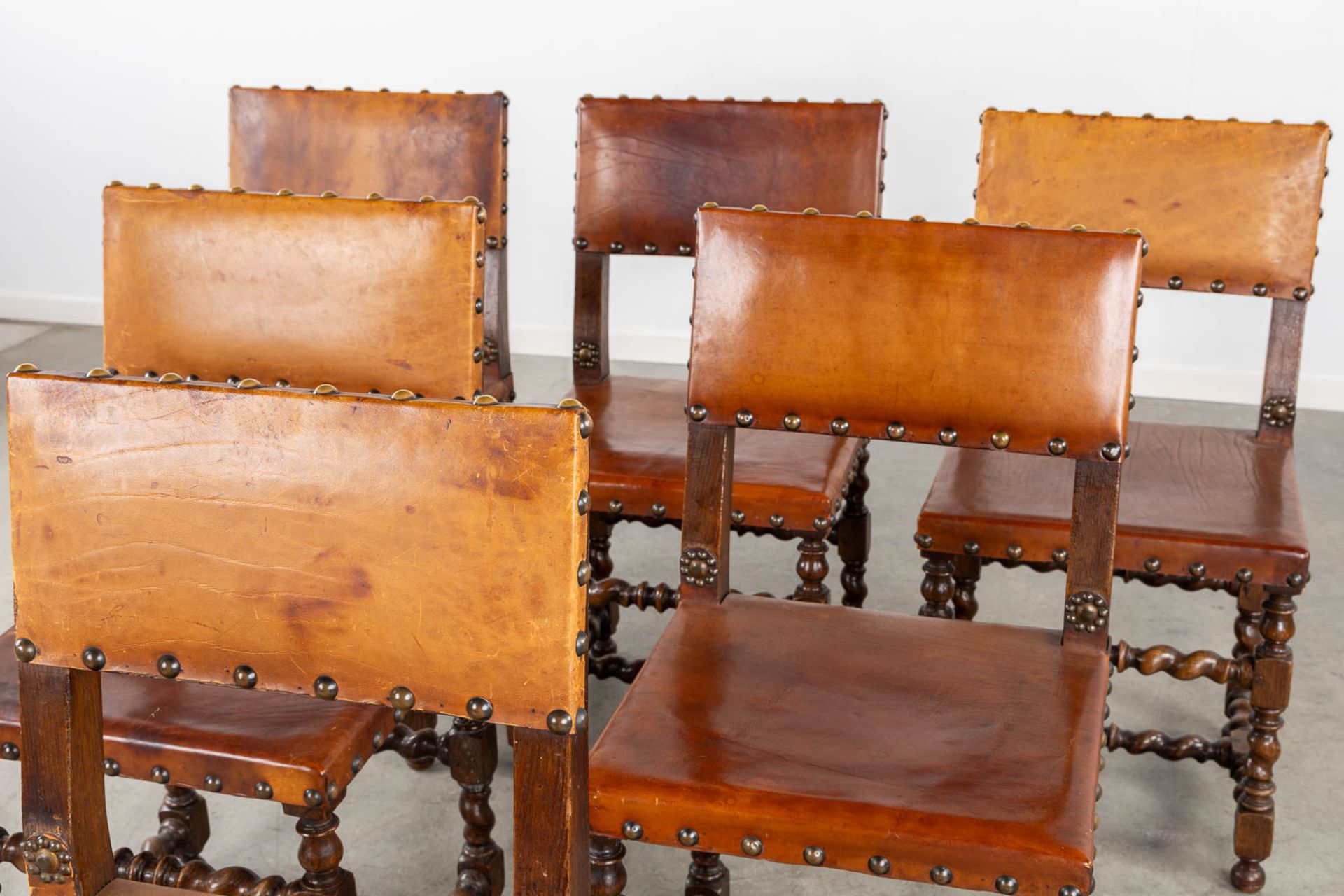 A matching set of 6 chairs, wood and leather. (L:47 x W:45 x H:90 cm) - Bild 4 aus 12