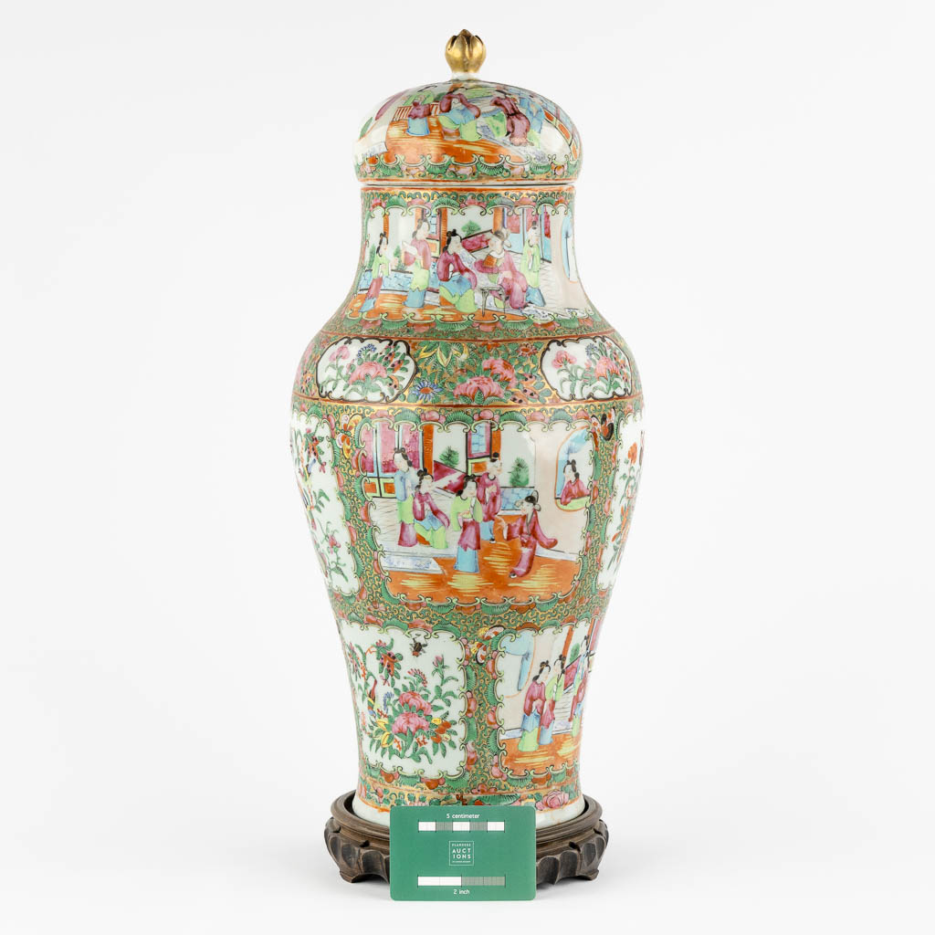 A Chinese Canton vase with a lid, interior scnes with figurines, fauna and flora. 19th/20th C. (H:4 - Image 2 of 19