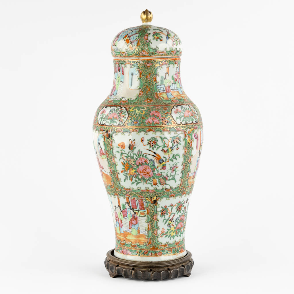 A Chinese Canton vase with a lid, interior scnes with figurines, fauna and flora. 19th/20th C. (H:4 - Image 8 of 19