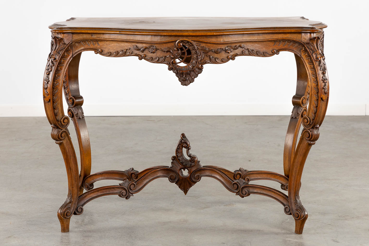 An 8-piece salon suite, sculptured wood in Louis XV style. Circa 1900. (L:67 x W:135 x H:103 cm) - Image 26 of 33