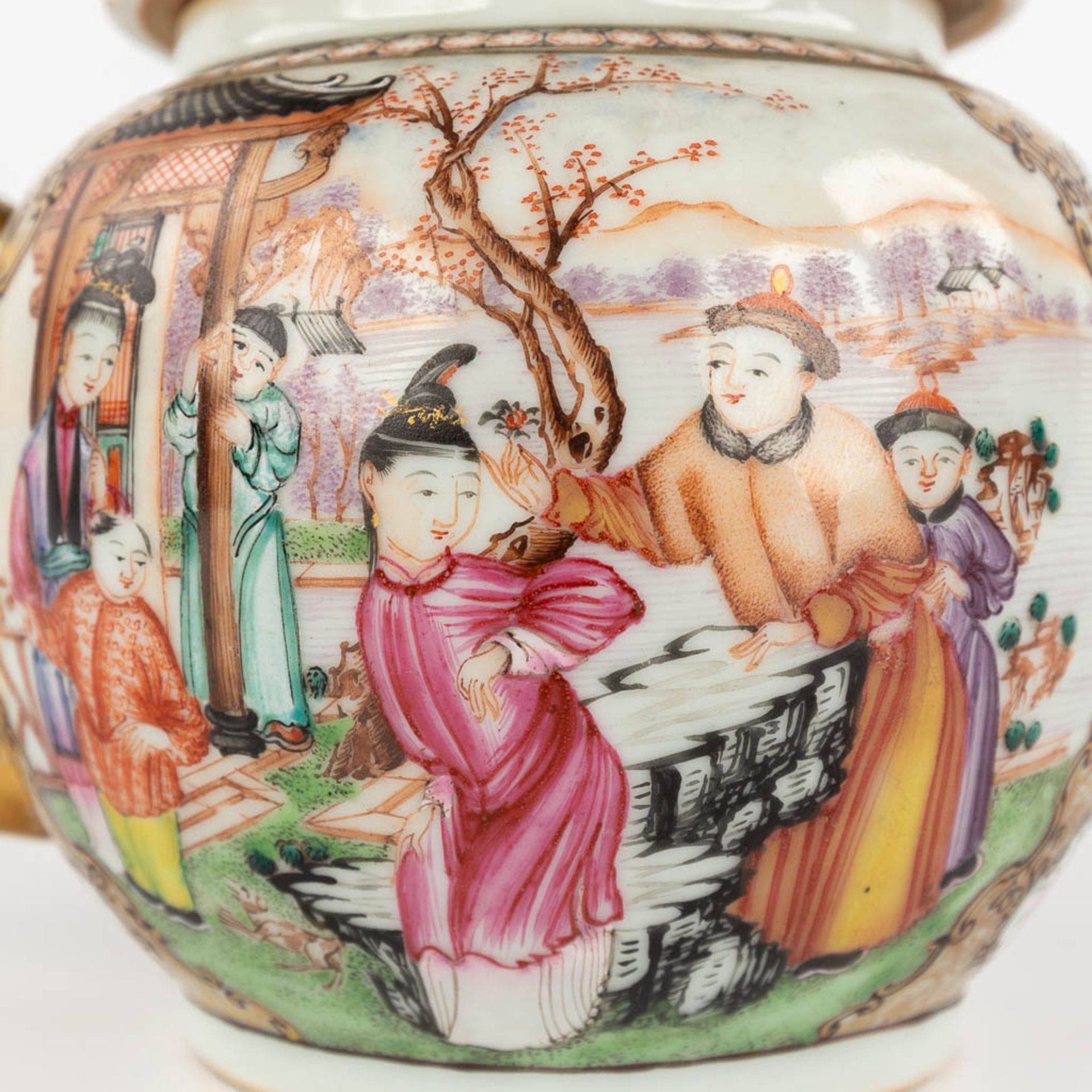 An antique Chinese Famille Rose teapot with a Family Scne, Qinalong, 18th C. (L:11 x W:20 x H:12,5 - Image 10 of 12