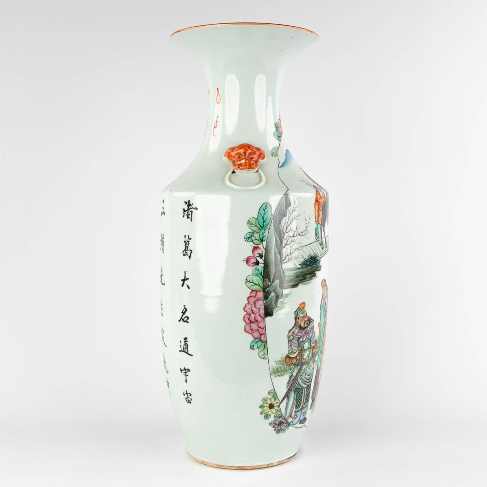 A Chinese vase decorated with wise men. (H:58 x D:23 cm) - Bild 3 aus 11