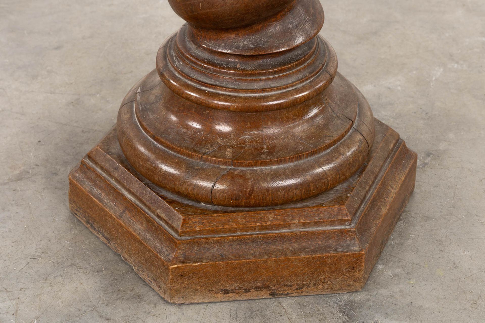 An antique oak-sculptured pedestal with a 'Corinthian' capitel. (L:43 x W:43 x H:120 cm) - Image 7 of 10