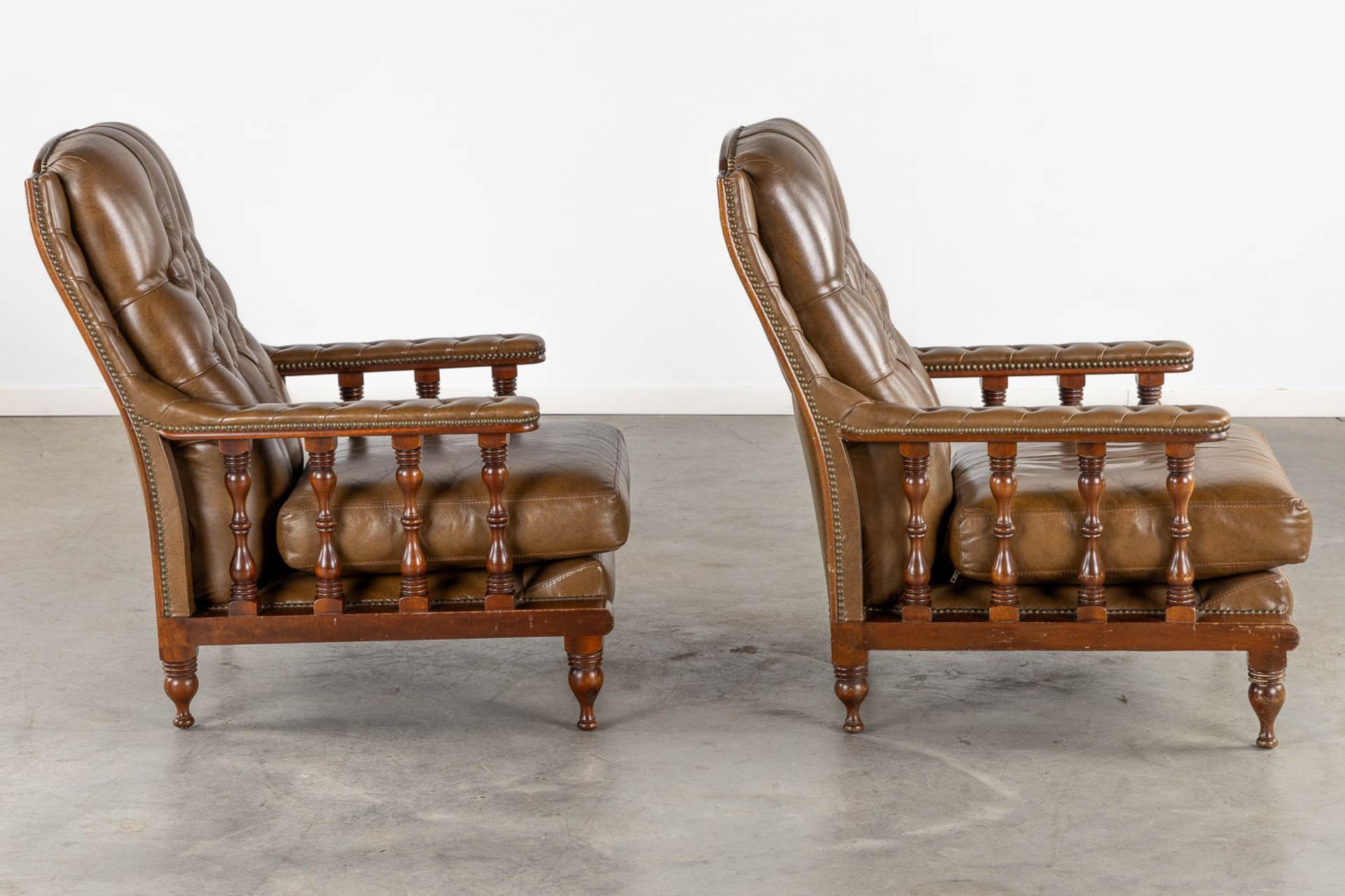 A pair of relax chairs, leather and wood in Chesterfield style. (L:83 x W:74 x H:95 cm) - Bild 6 aus 11