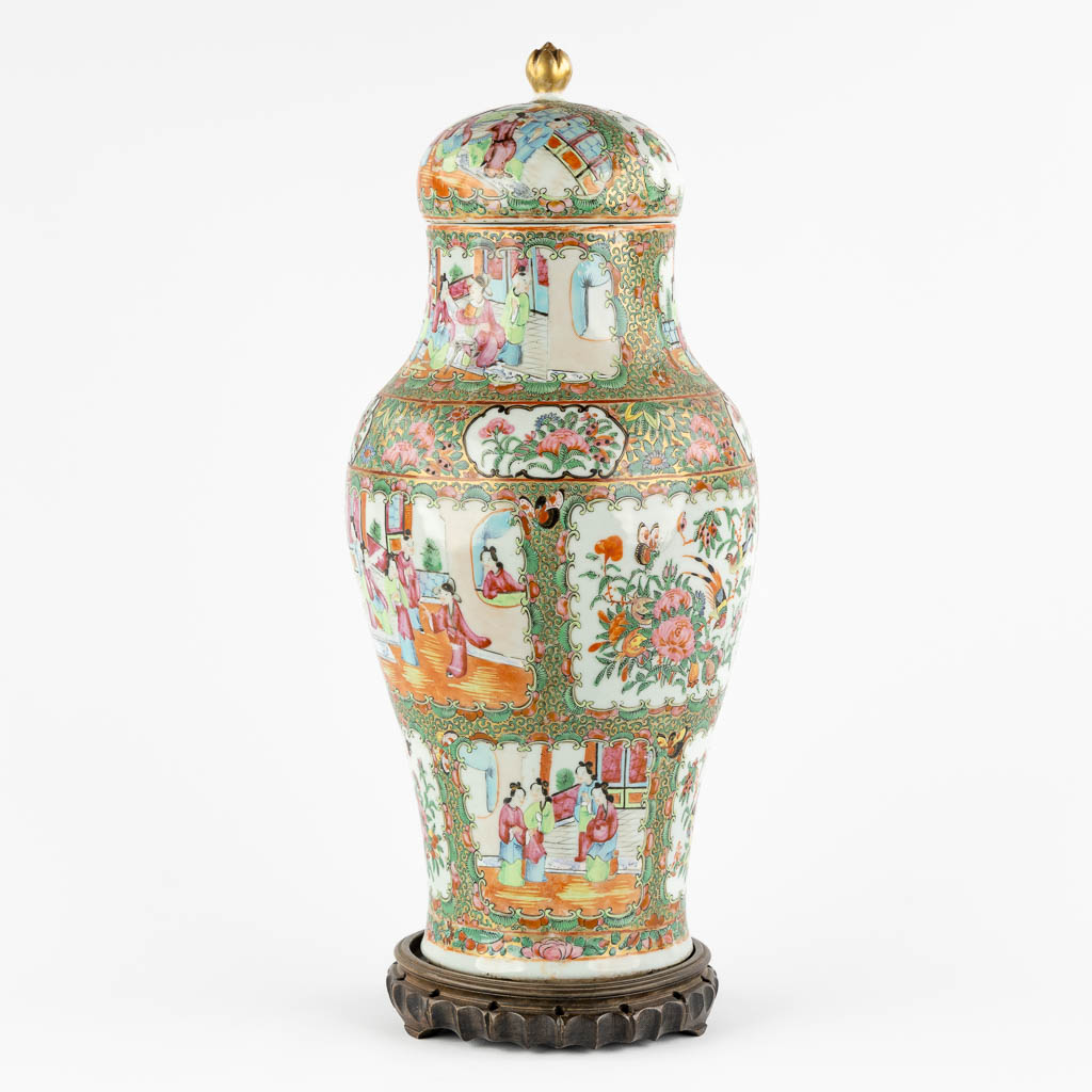 A Chinese Canton vase with a lid, interior scnes with figurines, fauna and flora. 19th/20th C. (H:4 - Image 9 of 19