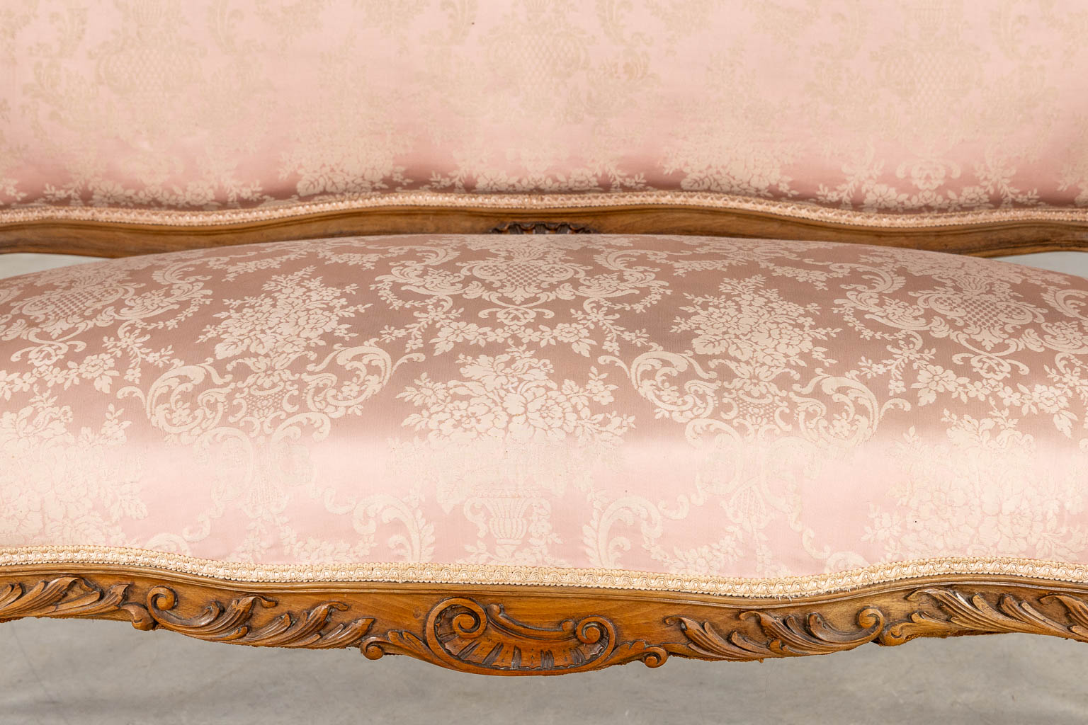 An 8-piece salon suite, sculptured wood in Louis XV style. Circa 1900. (L:67 x W:135 x H:103 cm) - Image 9 of 33