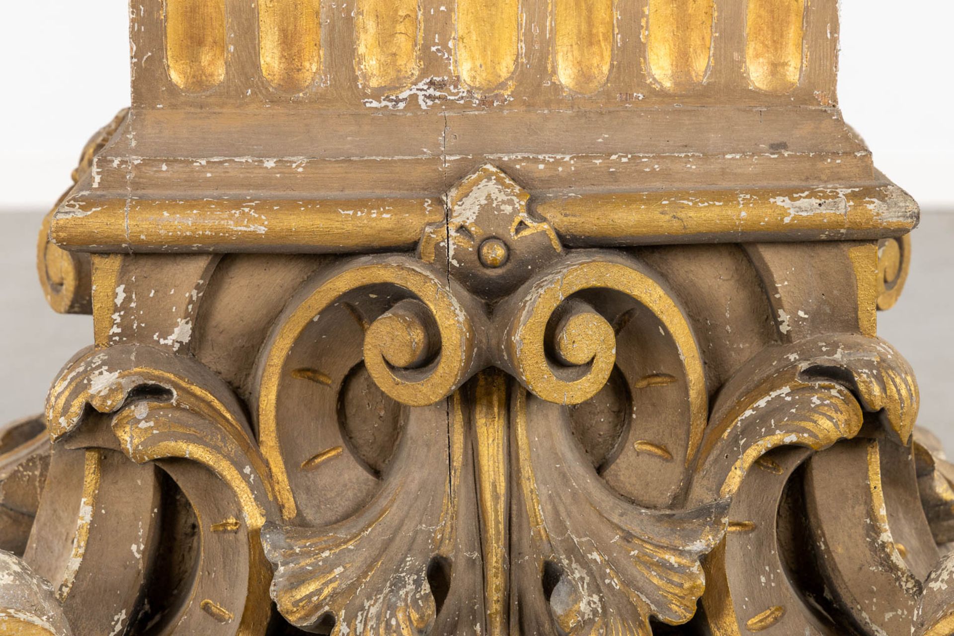 A richly gilt and woodsculptured pedestal with an ionic capitel. Circa 1900. (L:44 x W:60 x H:130 cm - Bild 10 aus 14