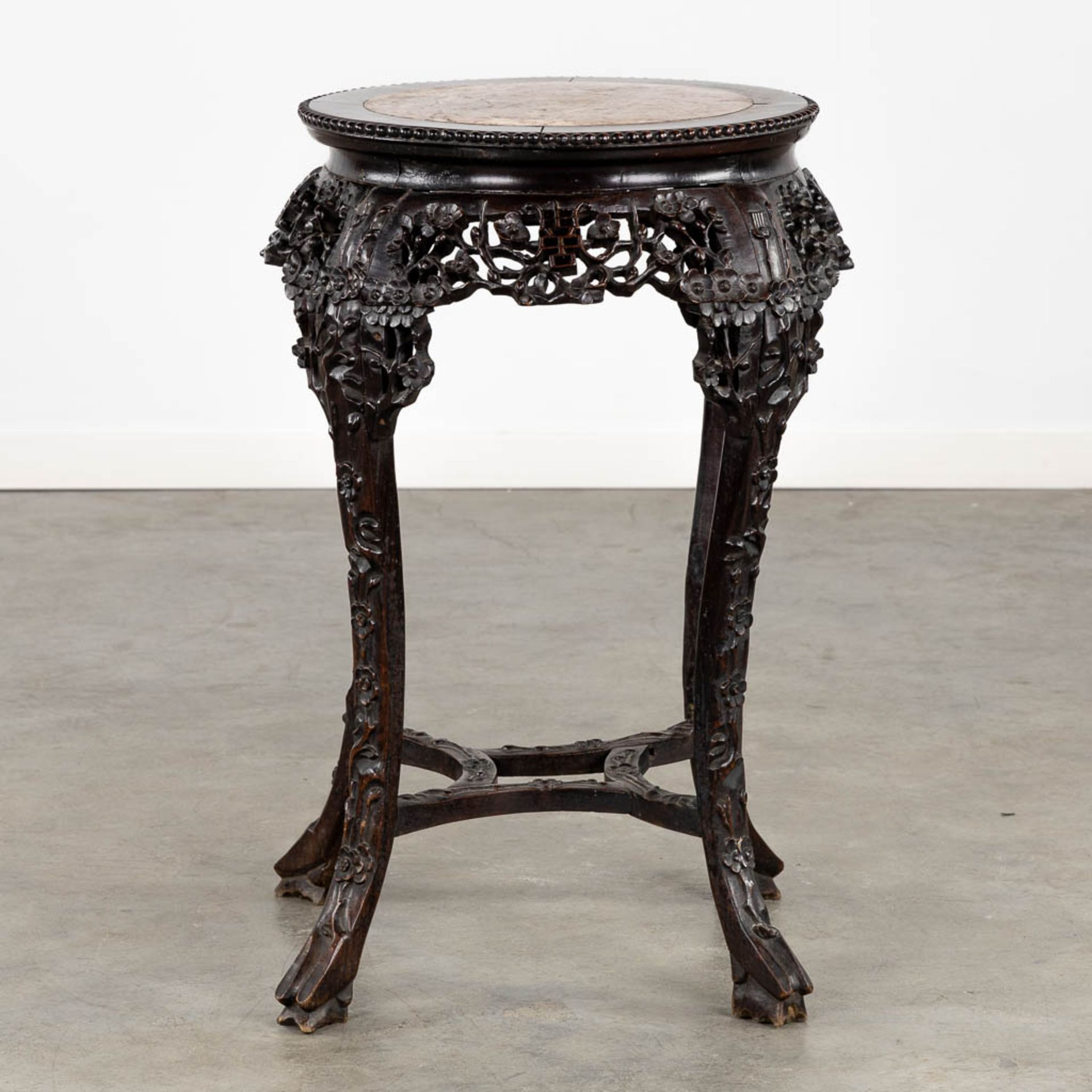 A richly sculptured Chinese hardwood side table or pedestal with a marble. (H:71 x D:53 cm) - Bild 4 aus 12