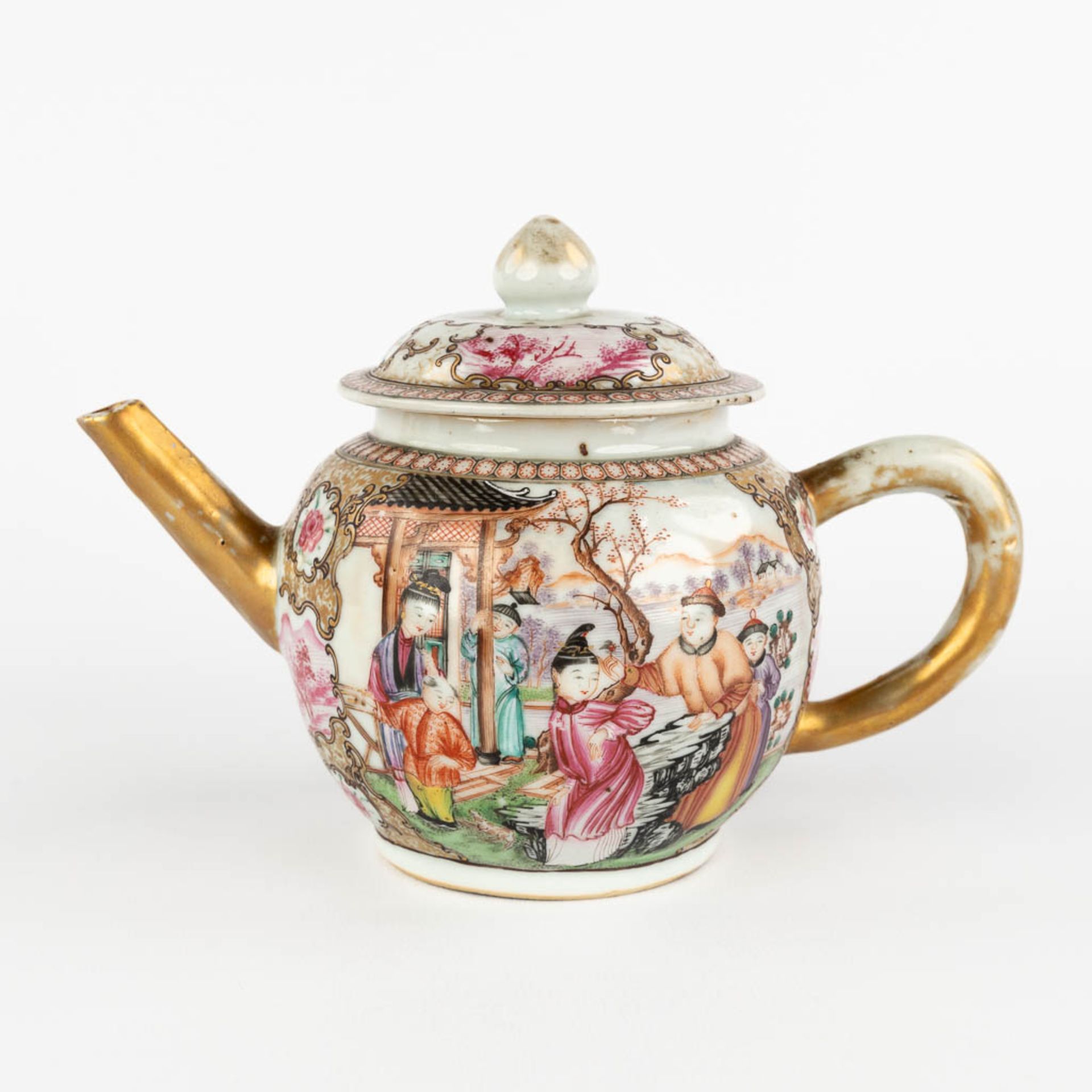 An antique Chinese Famille Rose teapot with a Family Scne, Qinalong, 18th C. (L:11 x W:20 x H:12,5