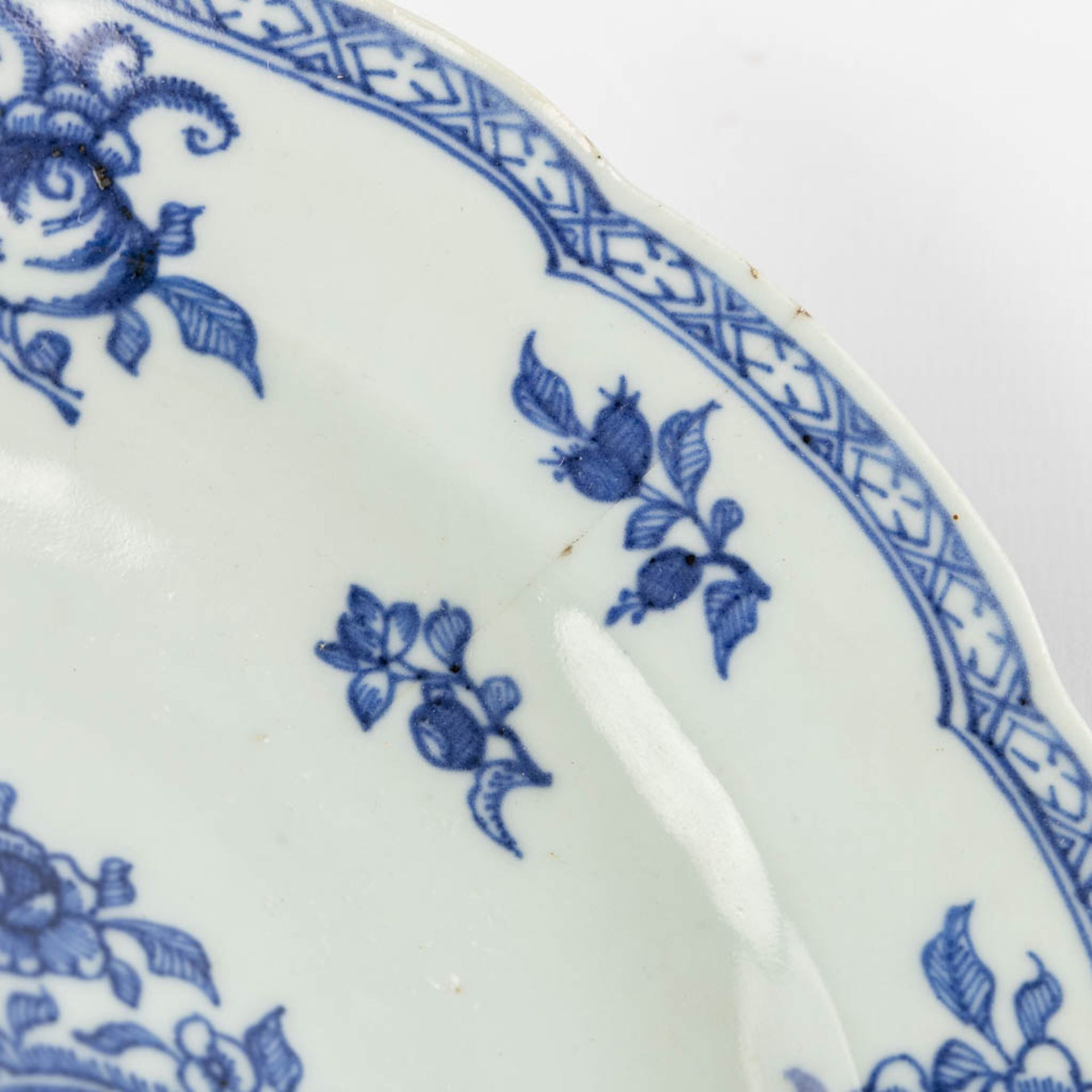 7 Chinese and Japanese blue-white, Famille Rose, Imari plates. 18th/19th/20th C. (D:23 cm) - Image 10 of 16